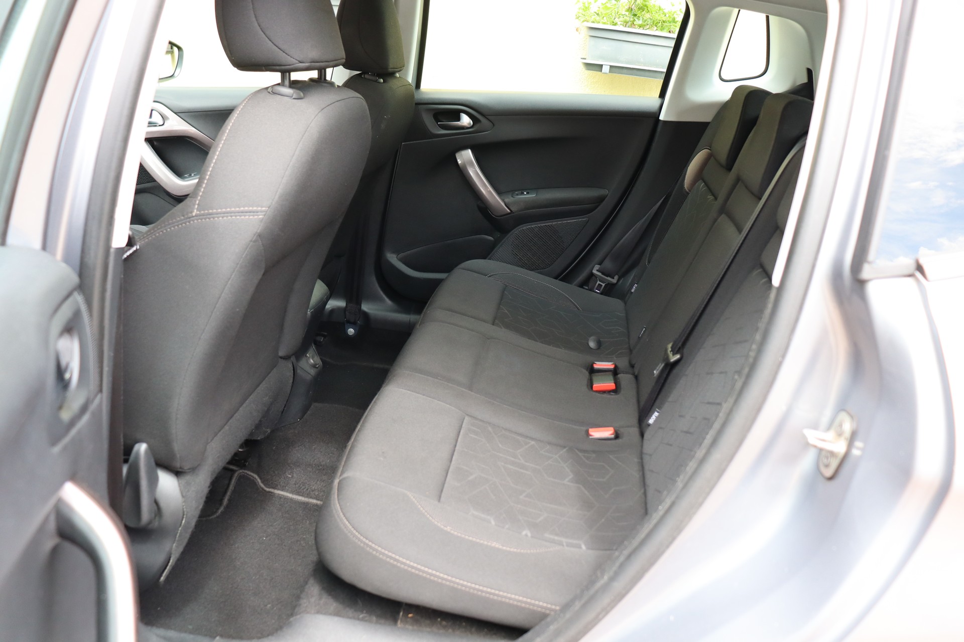 PEUGEOT 2008 1.2 VTI Style-image-12