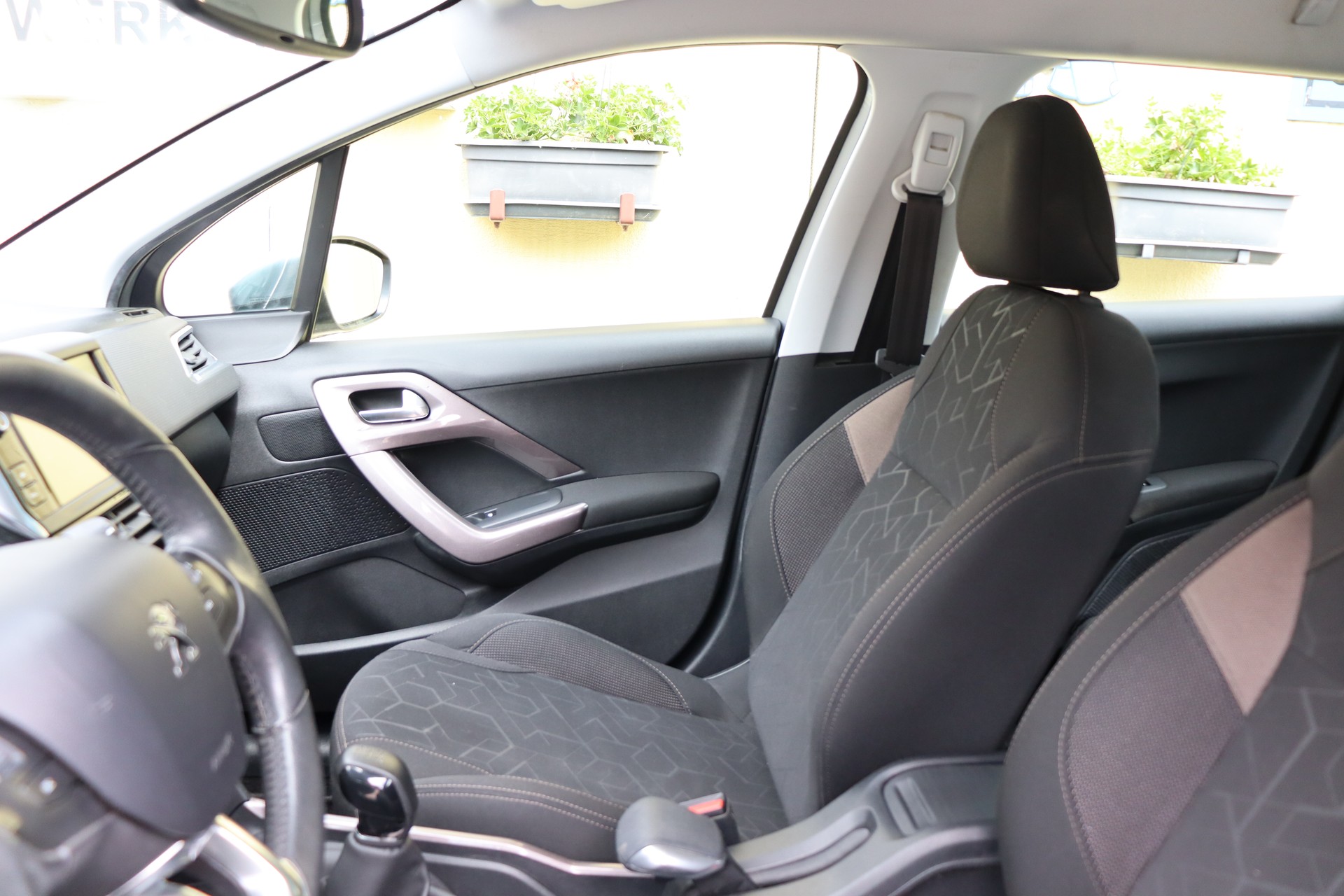 PEUGEOT 2008 1.2 VTI Style-image-11