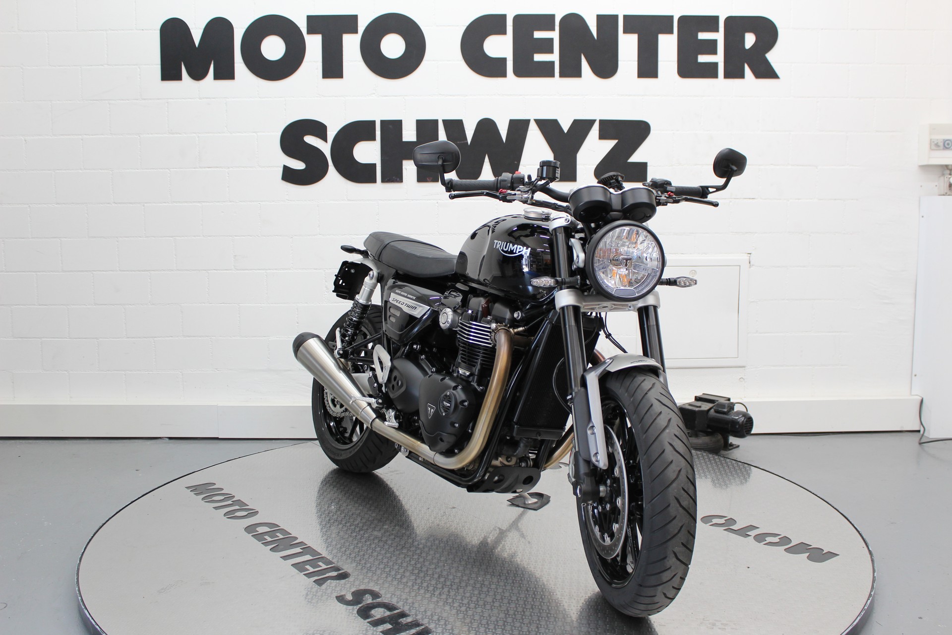 TRIUMPH Speed Twin 1200-image-2