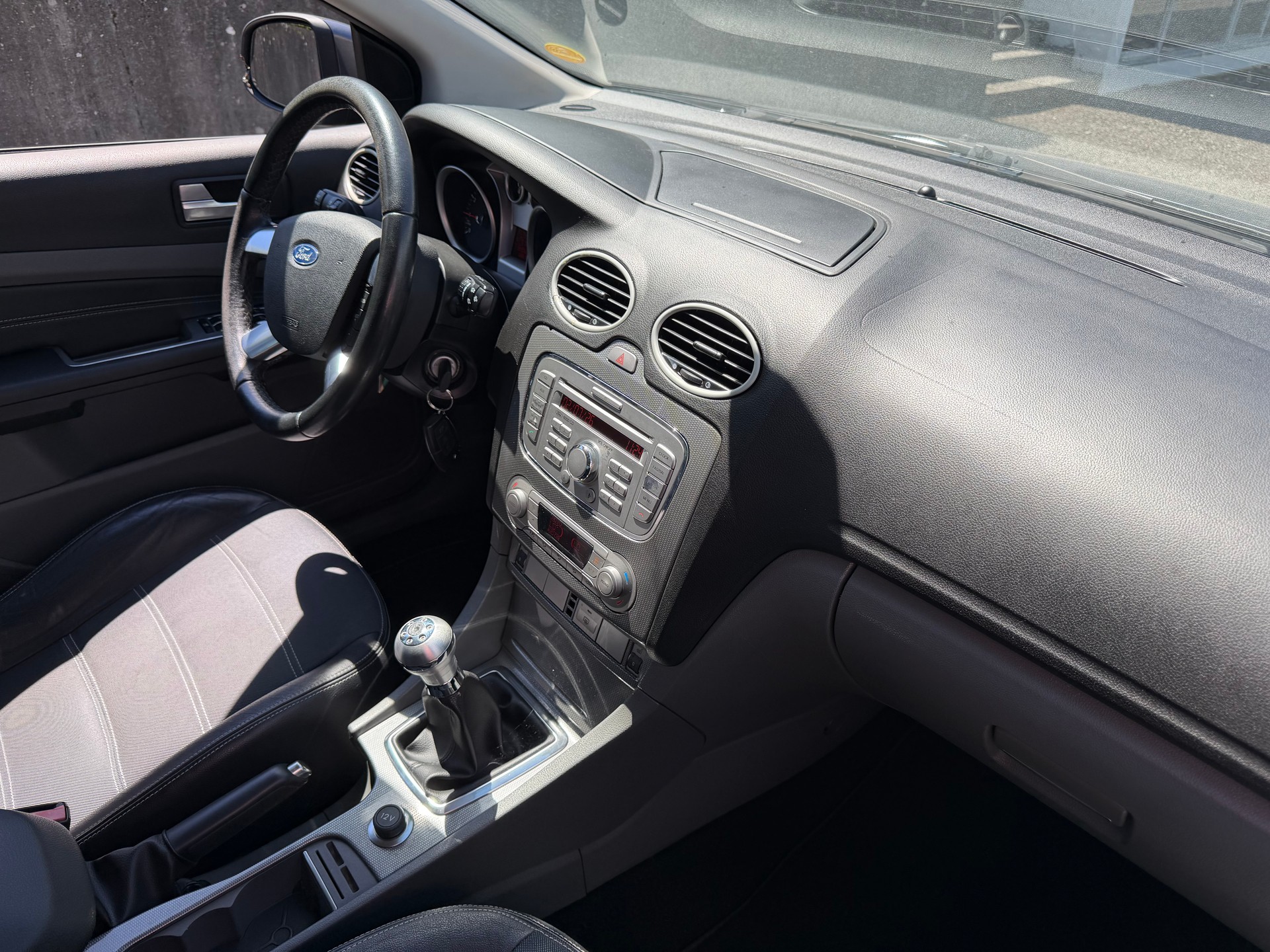 FORD Focus 2.0i Titanium-image-4