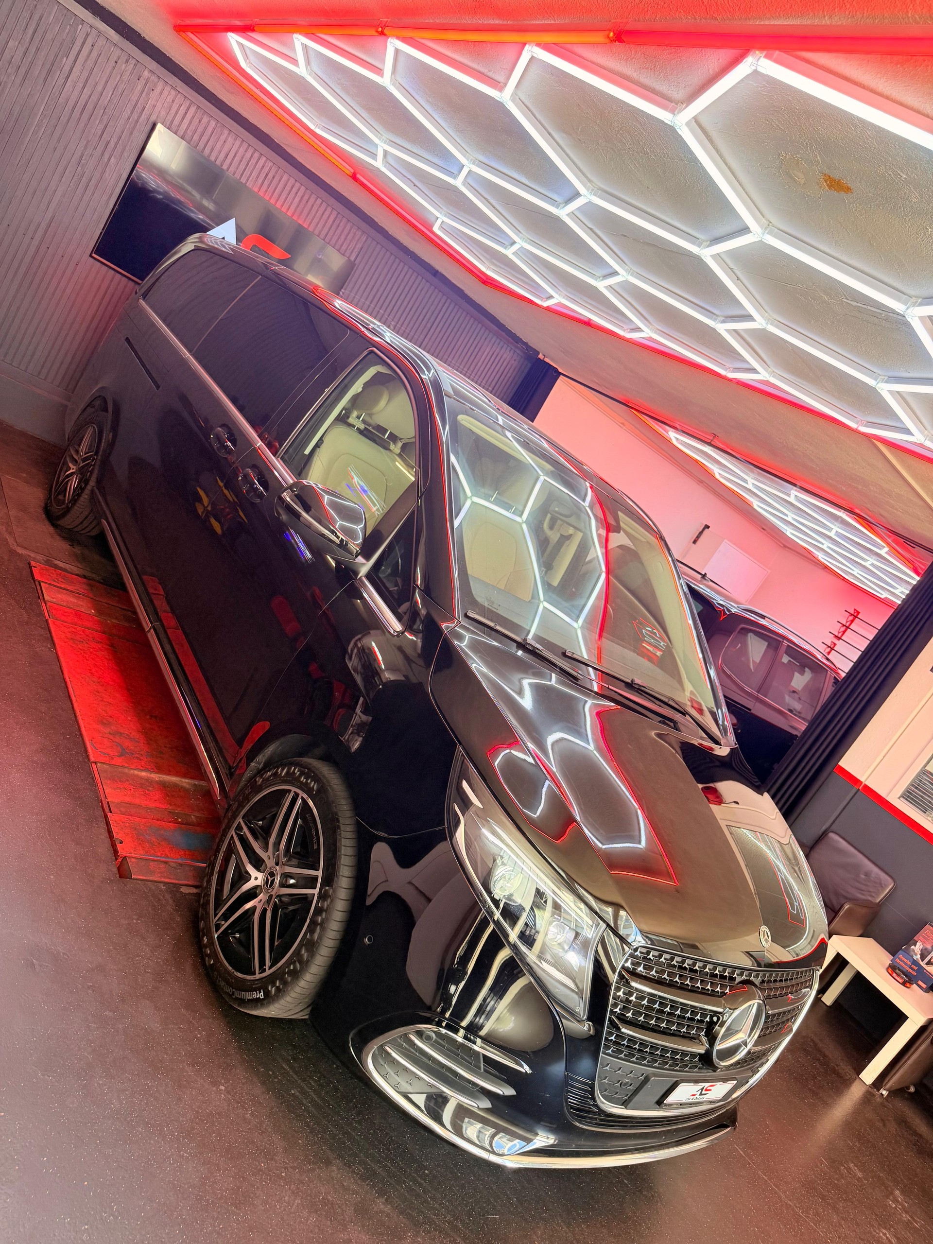 MERCEDES-BENZ V 300 d extralang Swiss Edition 4Matic 9G-Tronic-image-3
