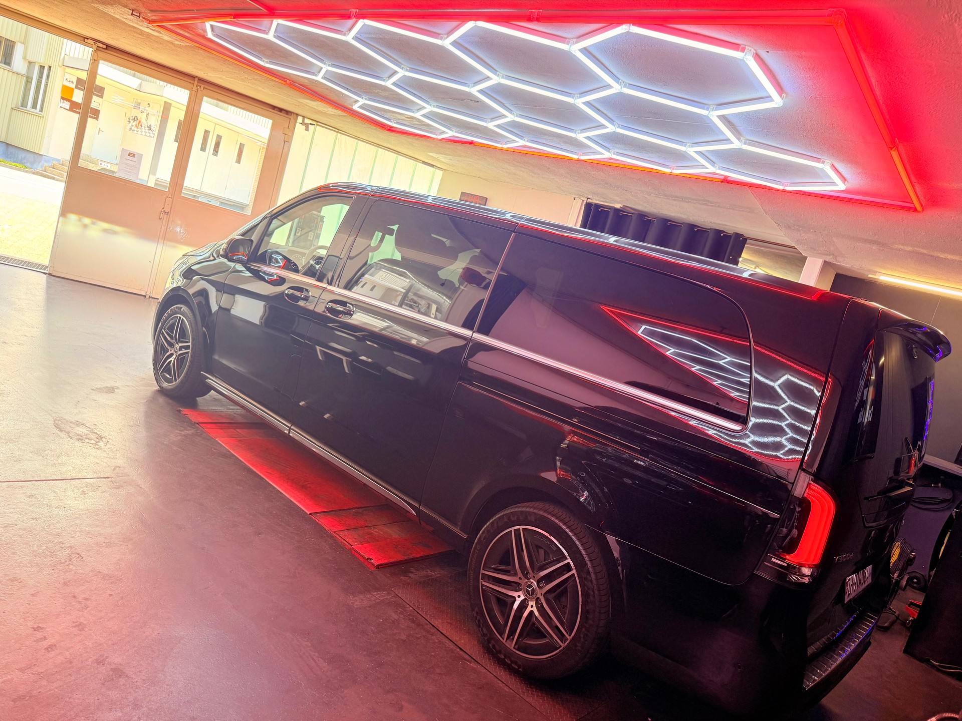 MERCEDES-BENZ V 300 d extralang Swiss Edition 4Matic 9G-Tronic-image-1