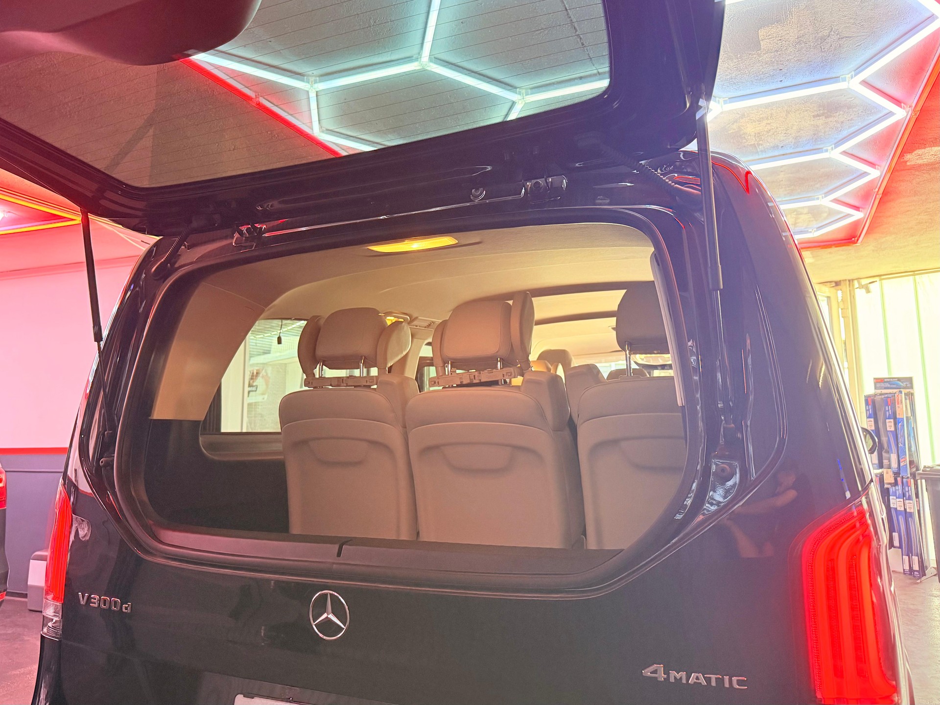 MERCEDES-BENZ V 300 d extralang Swiss Edition 4Matic 9G-Tronic-image-15