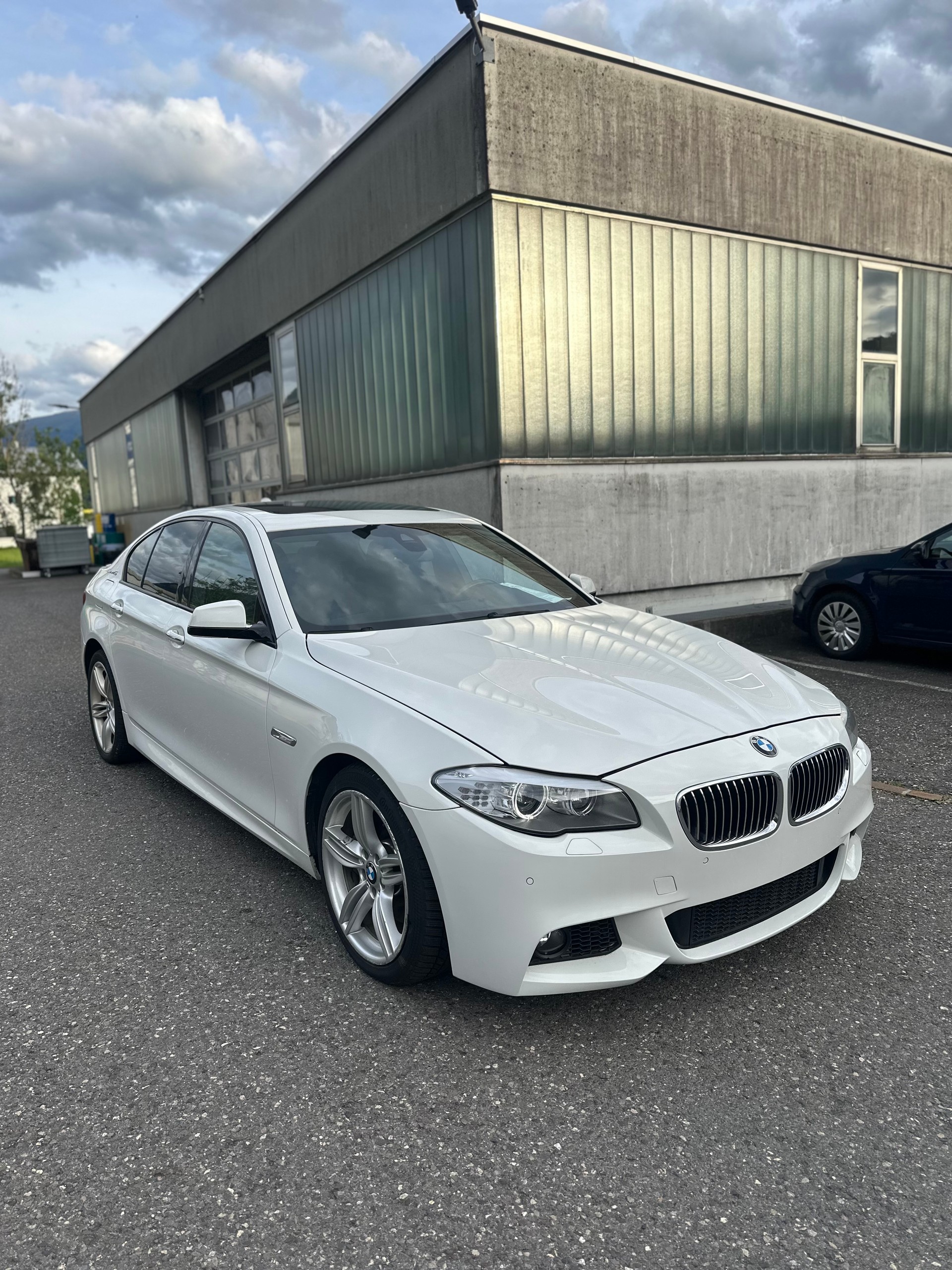 BMW 535i ActiveHybrid 5 Steptronic-showroom-element-3
