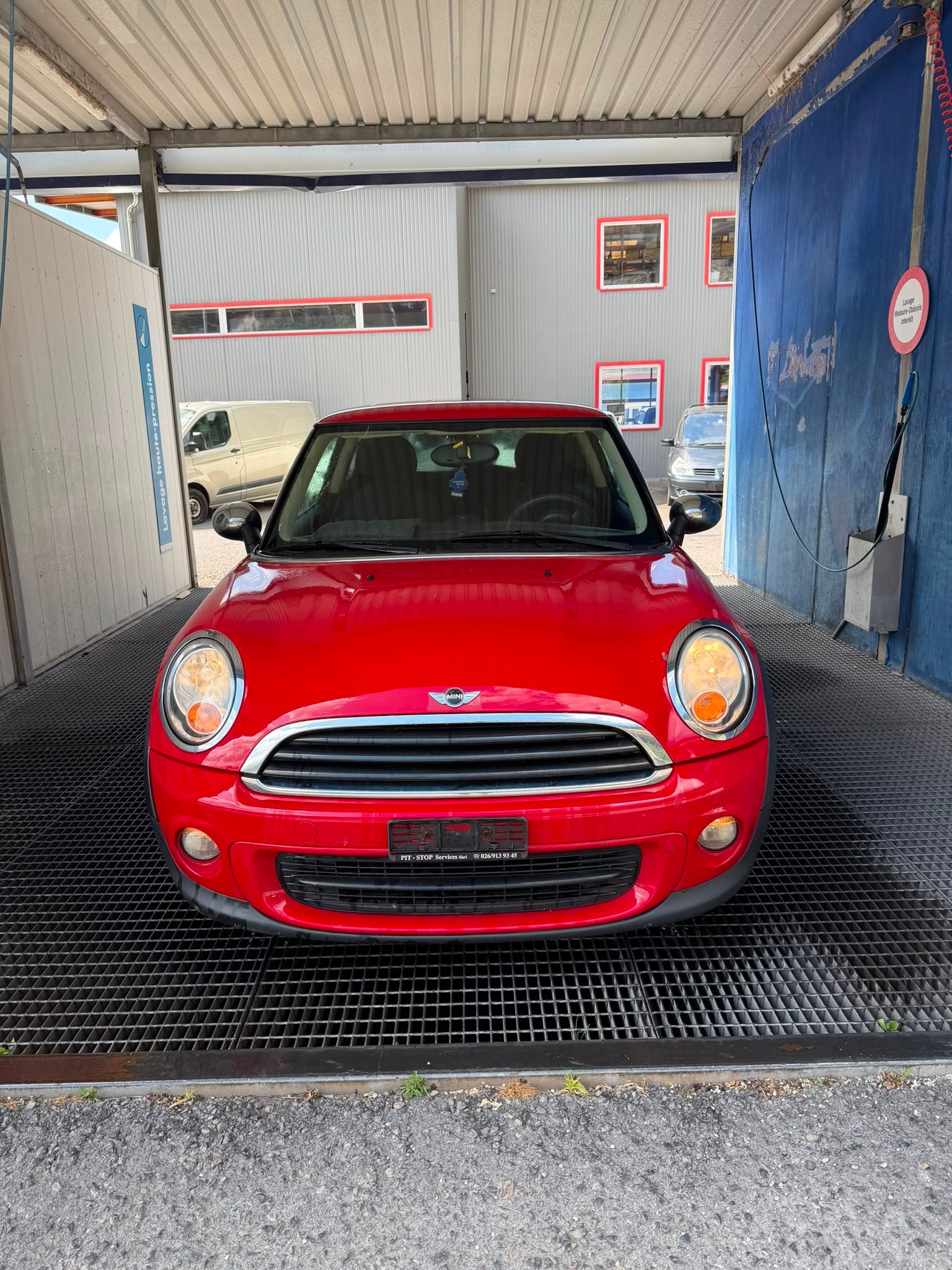 MINI One-showroom-element-2