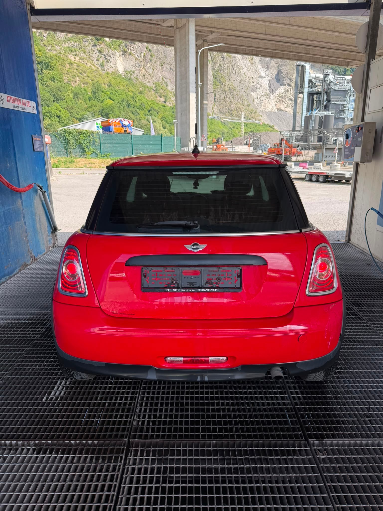 MINI One-showroom-element-3