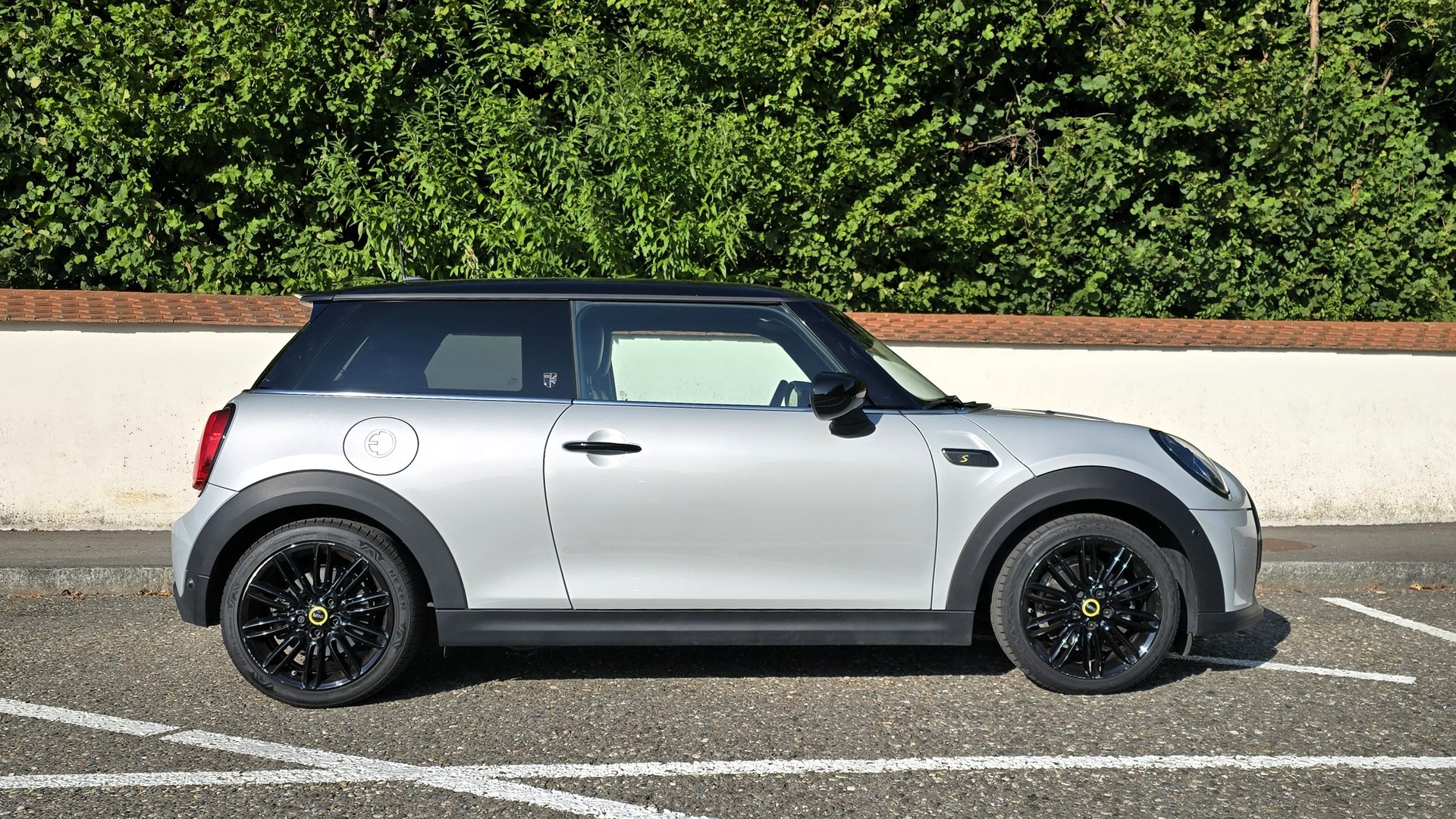 MINI Cooper SE-showroom-element-2