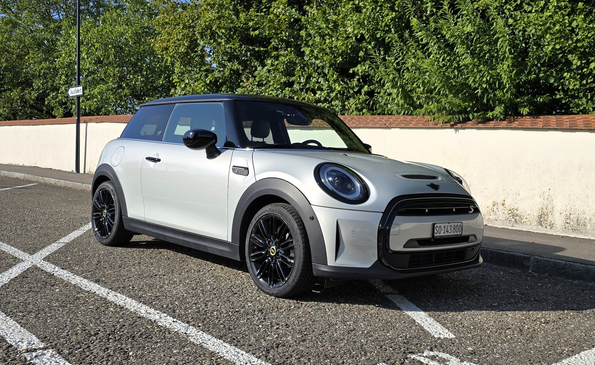 MINI Cooper SE-showroom-element-1