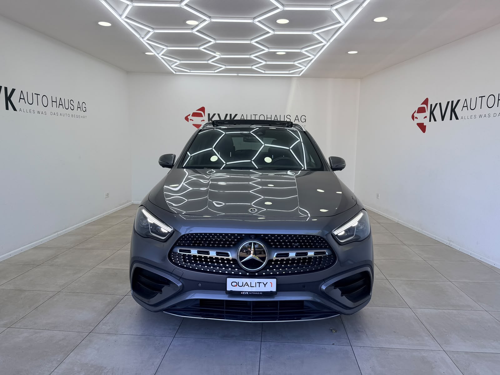 MERCEDES-BENZ GLA 200 AMG Line 7G-DCT | CH-Fahrzeug | Gratis Service 10 Jahre | Panorama | Vollaustattung |-showroom-element-3