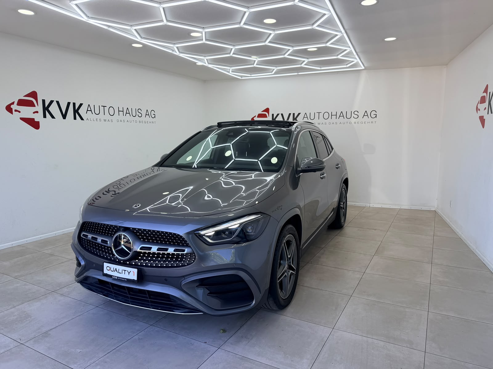 MERCEDES-BENZ GLA 200 AMG Line 7G-DCT | CH-Fahrzeug | Gratis Service 10 Jahre | Panorama | Vollaustattung |-showroom-element-2