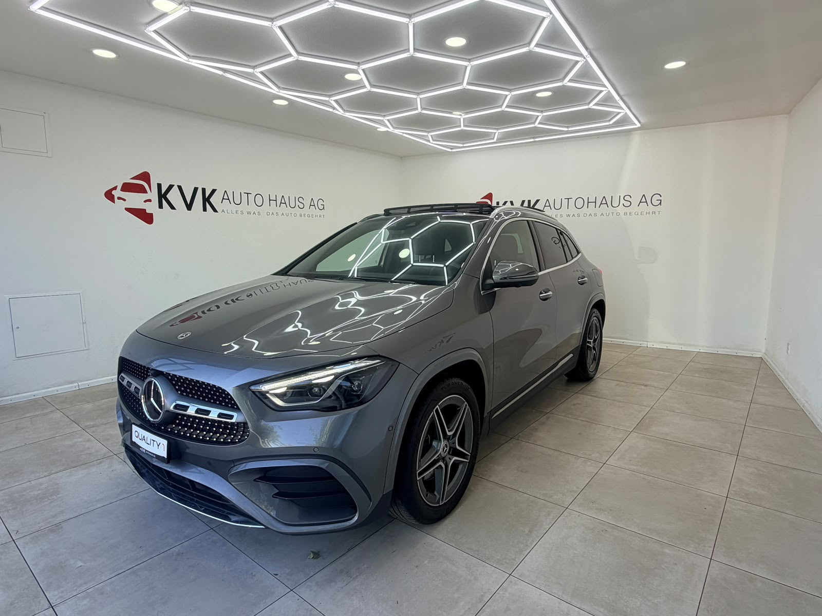 MERCEDES-BENZ GLA 200 AMG Line 7G-DCT | CH-Fahrzeug | Gratis Service 10 Jahre | Panorama | Vollaustattung |-showroom-element-1