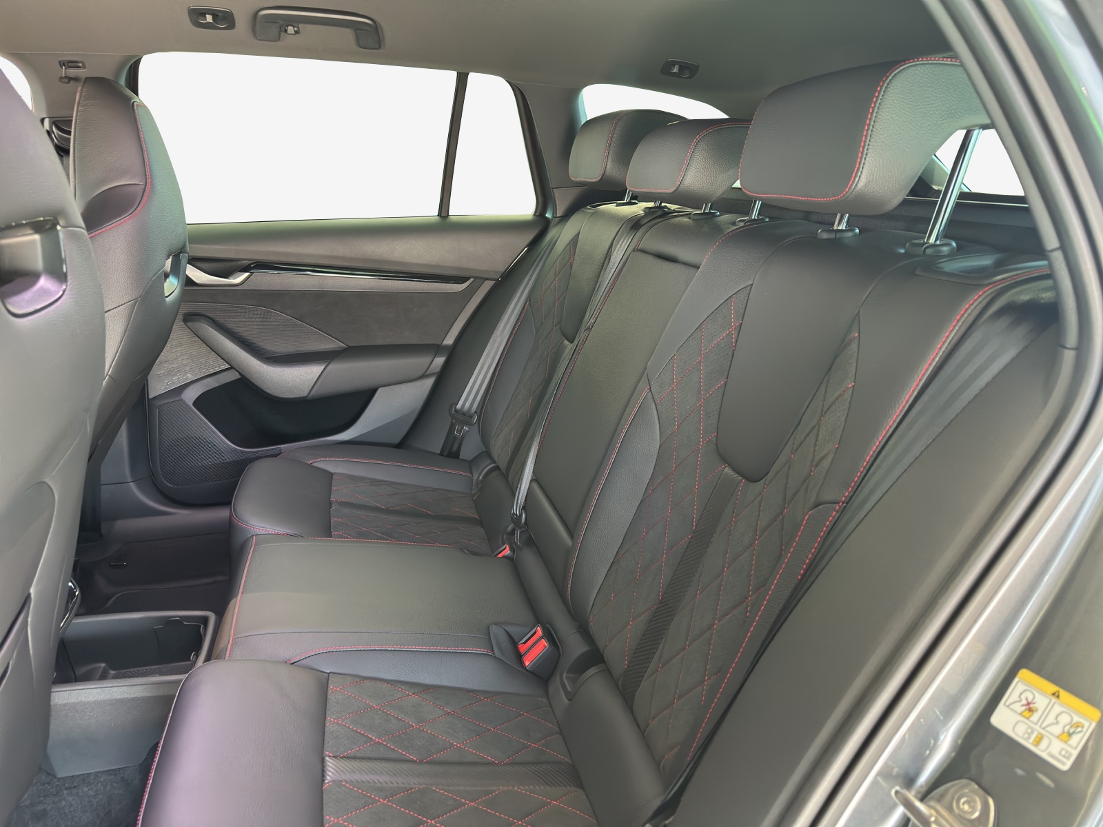 SKODA Octavia Combi 2.0 TSI DSG RS 30 Years Edition-image-6