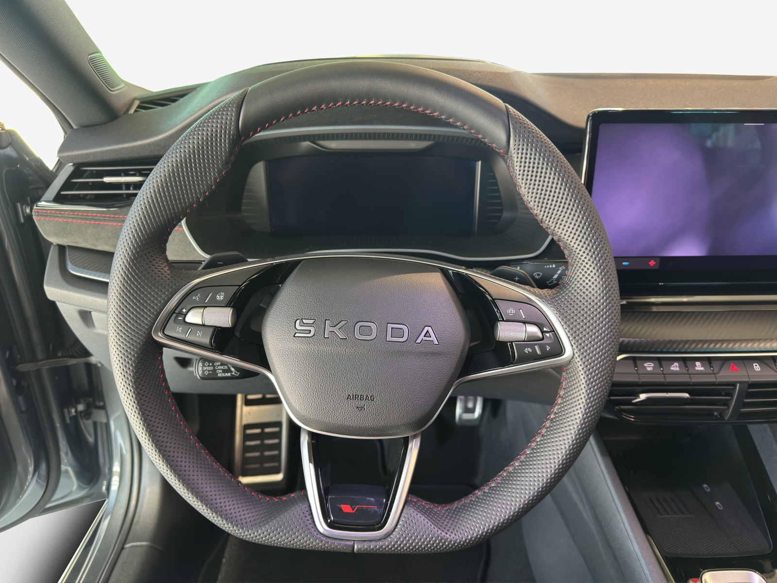 SKODA Octavia Combi 2.0 TSI DSG RS 30 Years Edition-image-9