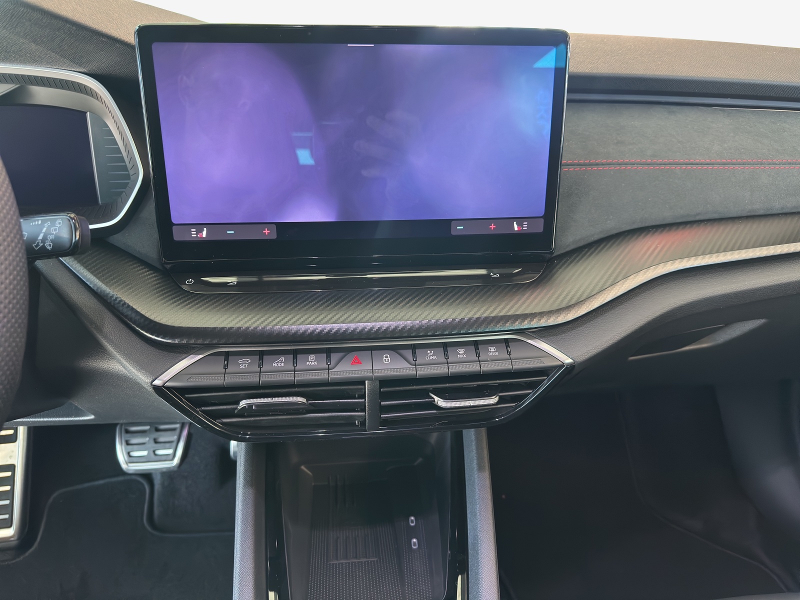 SKODA Octavia Combi 2.0 TSI DSG RS 30 Years Edition-image-8