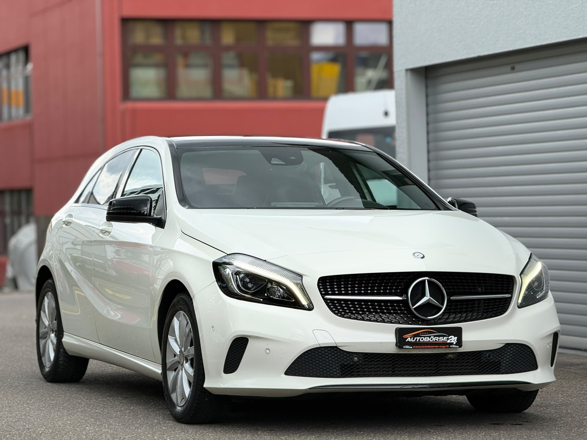 MERCEDES-BENZ A 200 Urban-showroom-element-1