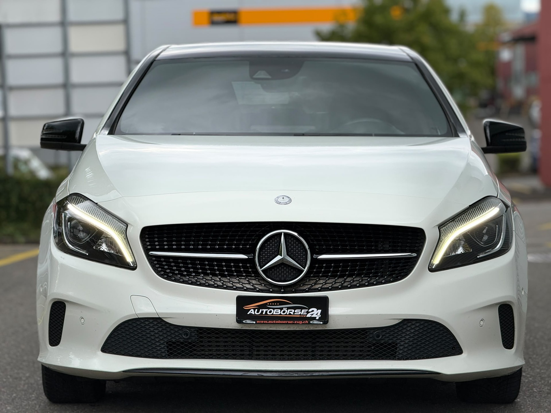 MERCEDES-BENZ A 200 Urban-showroom-element-2