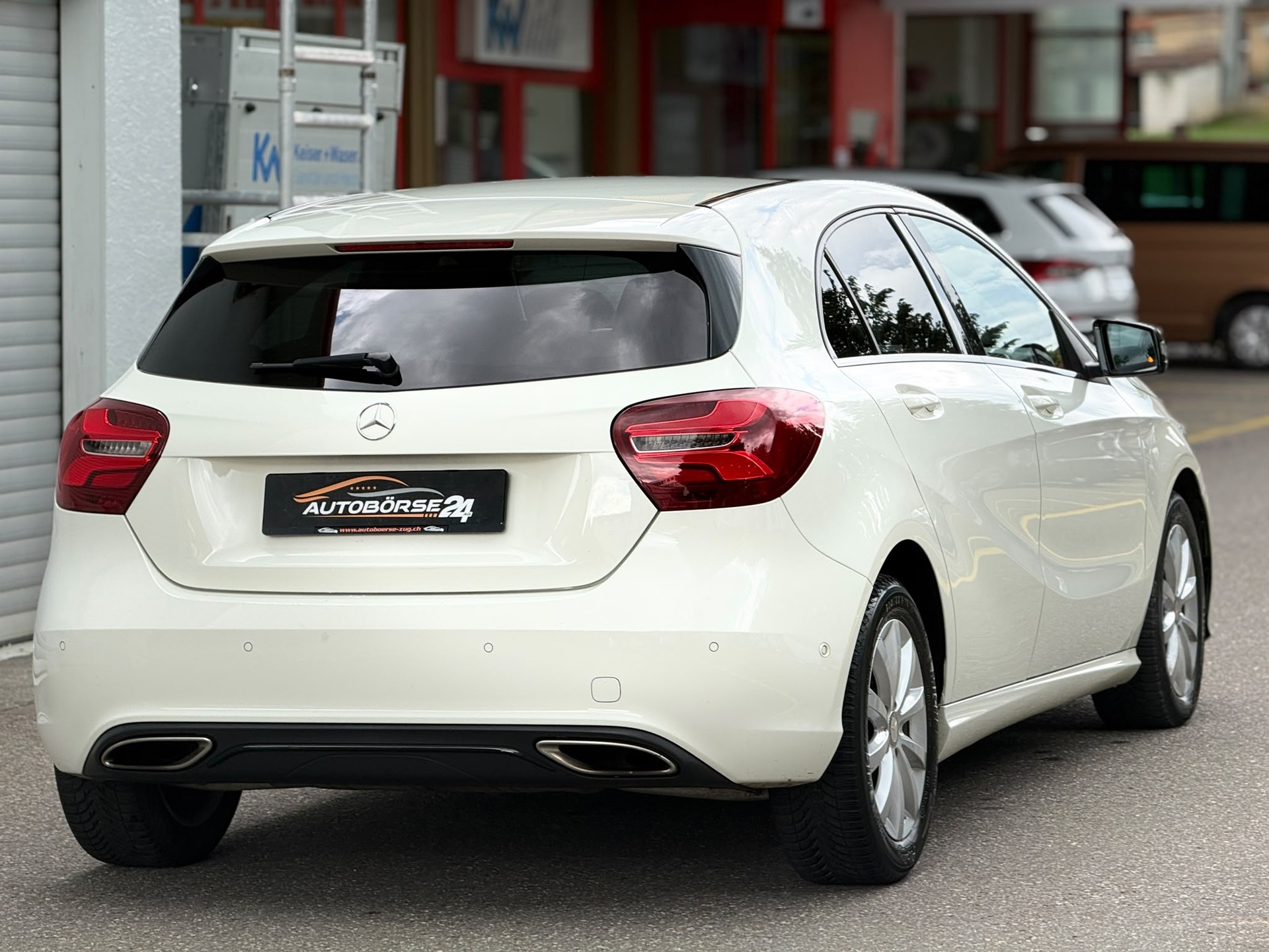 MERCEDES-BENZ A 200 Urban-showroom-element-3