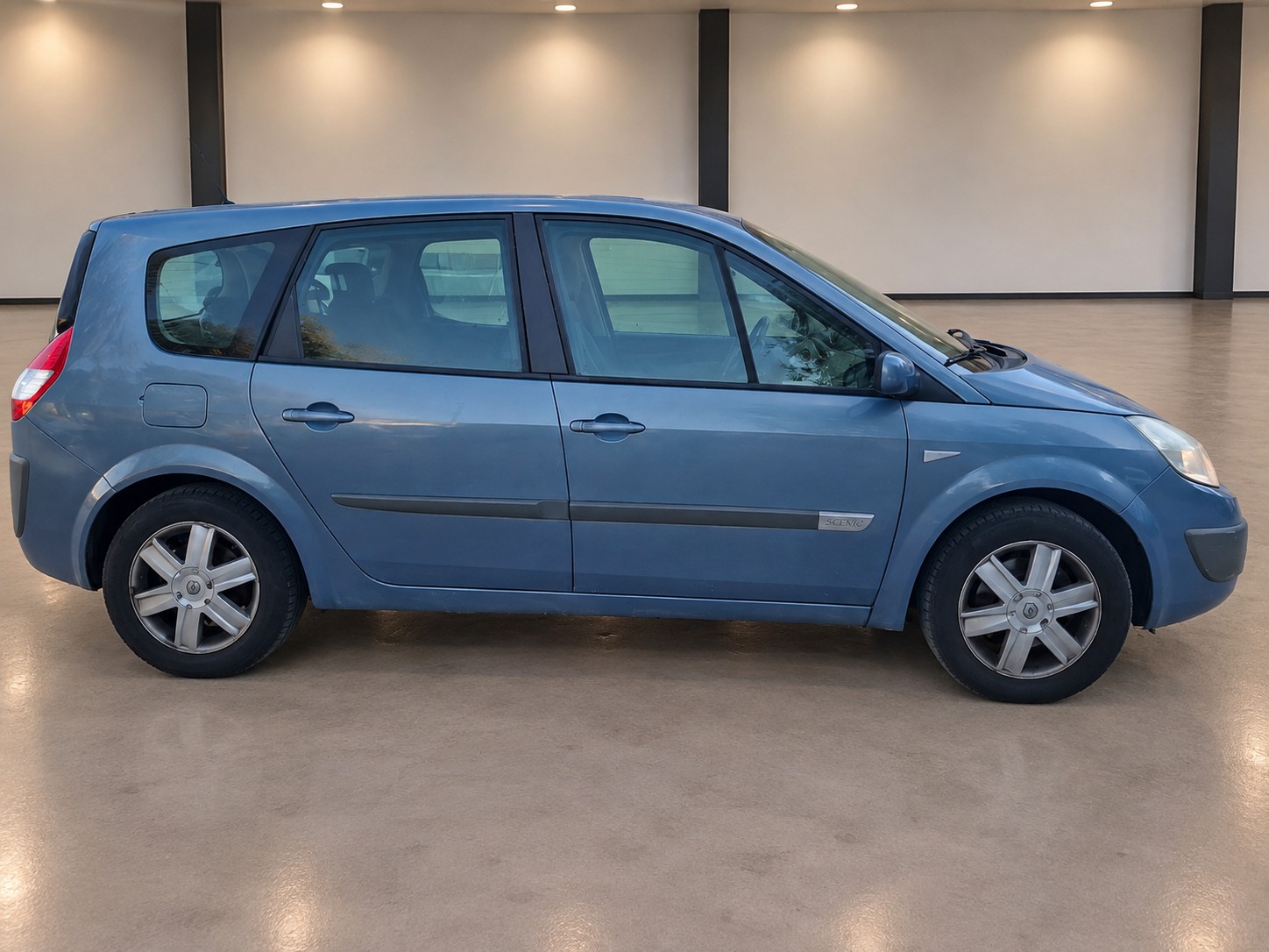 RENAULT Grand Scénic 2.0 16V Authentique Confort-image-4