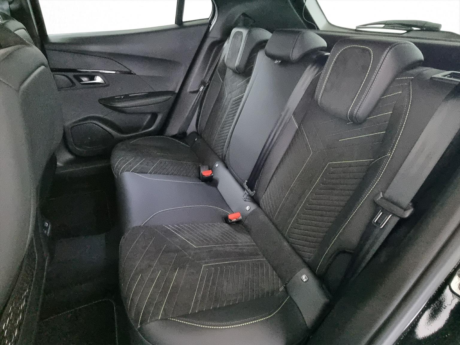 PEUGEOT 2008 GT 1.2 Pure Tech-image-6