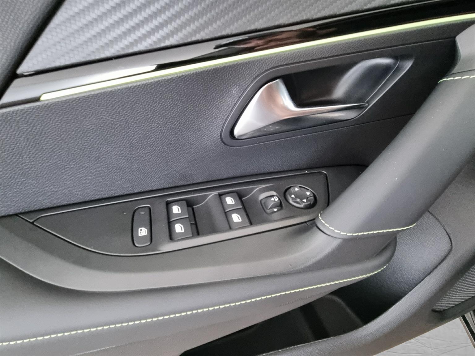 PEUGEOT 2008 GT 1.2 Pure Tech-image-11