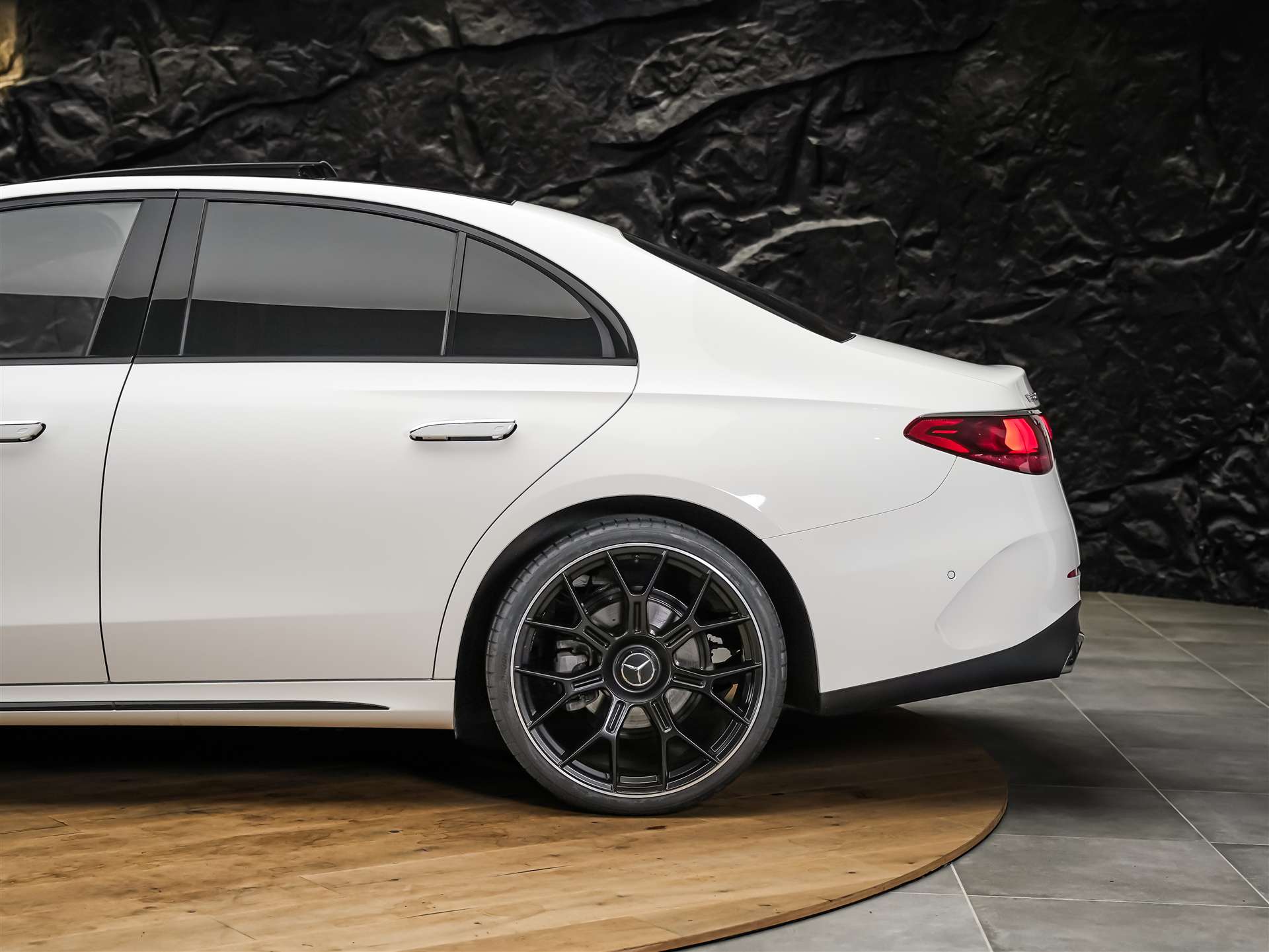 MERCEDES-BENZ E 220 AMG Line d 9G-Tronic *Werksgarantie*21" Felgen*Panorama*Lenkradheizung*-image-17