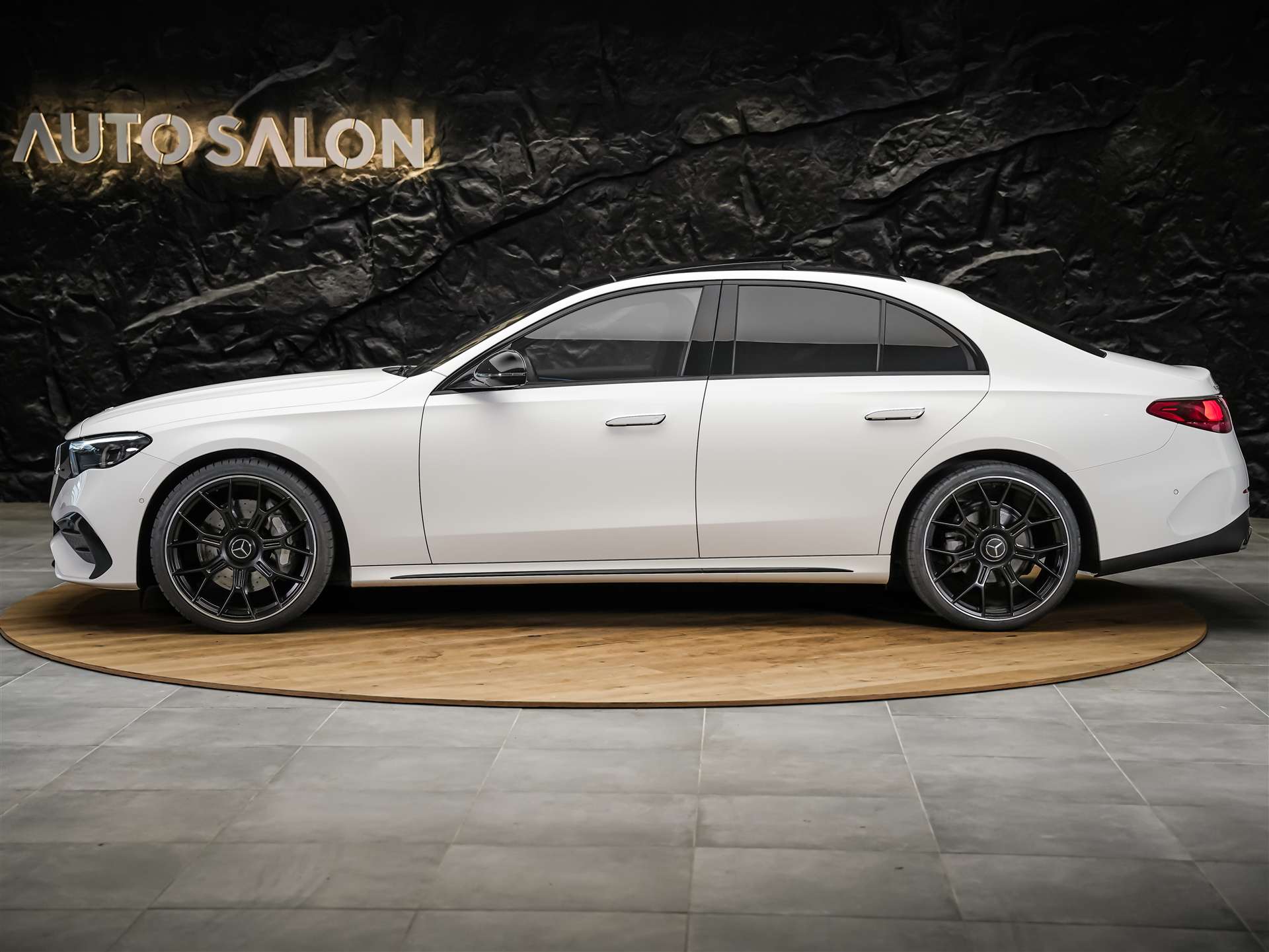 MERCEDES-BENZ E 220 AMG Line d 9G-Tronic *Werksgarantie*21" Felgen*Panorama*Lenkradheizung*-showroom-element-1