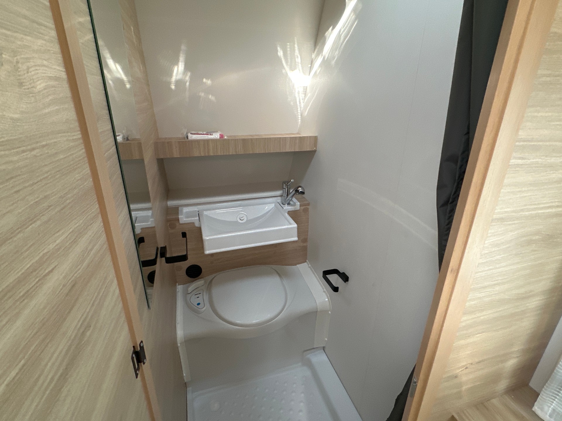 CARAVELAIR 410 Sport Line-image-6