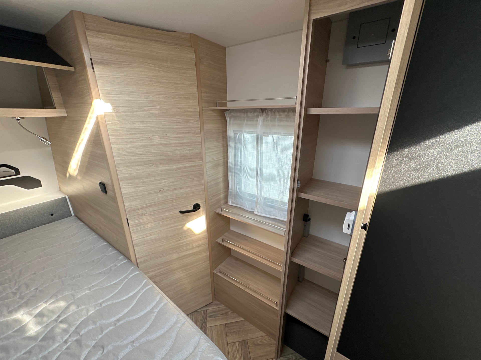 CARAVELAIR 410 Sport Line-image-7