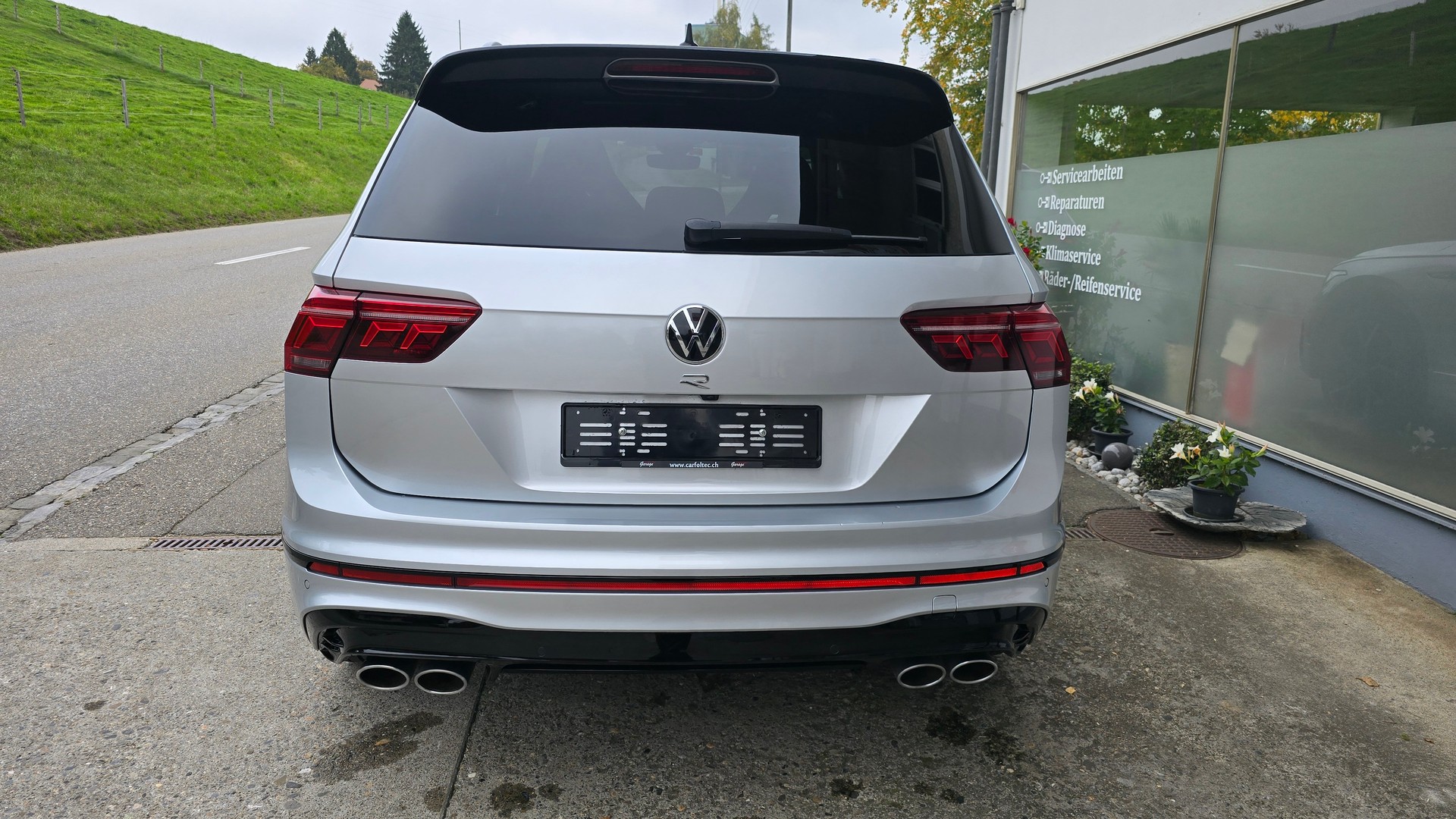 VW Tiguan 2.0TSI R 4Motion DSG-image-6