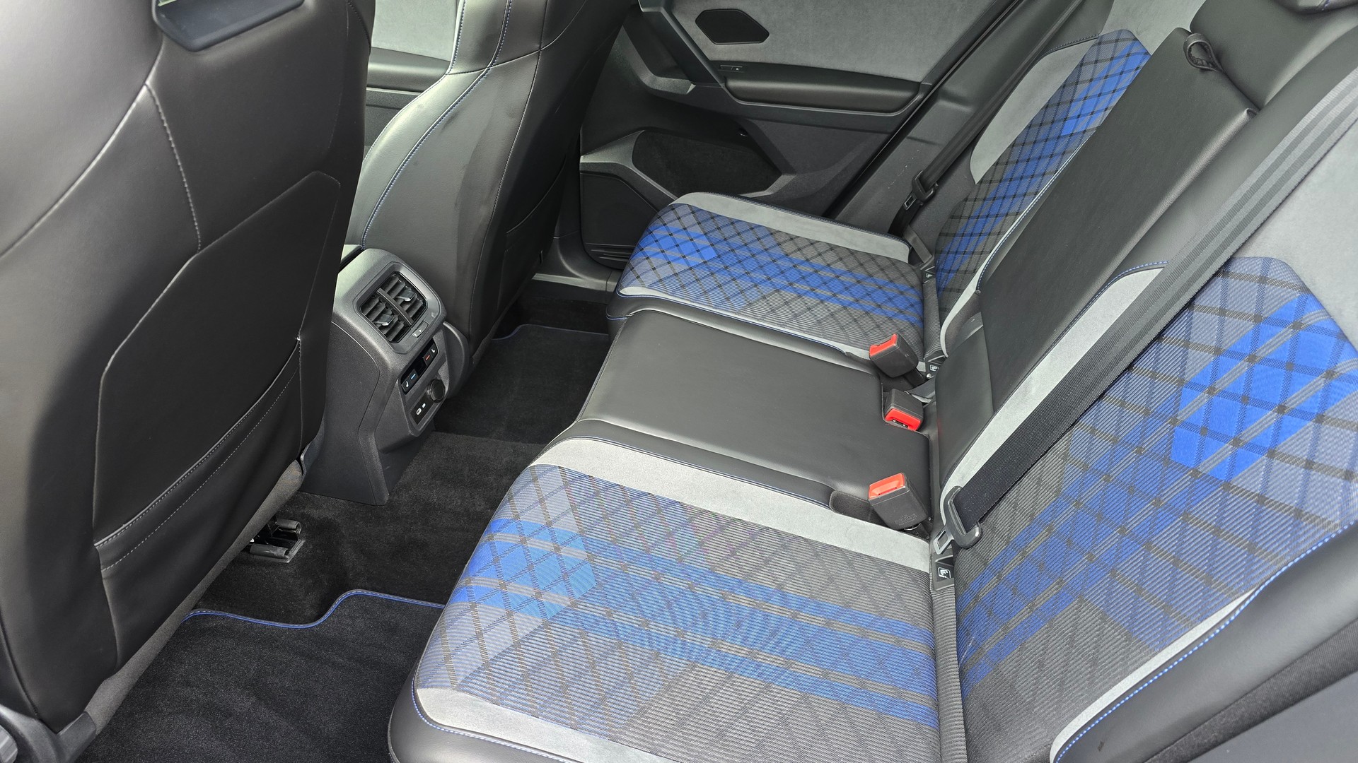 VW Tiguan 2.0TSI R 4Motion DSG-image-8