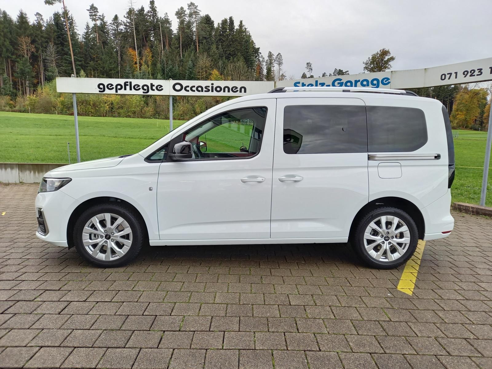 FORD Tourneo Connect 2.0 EcoBlue Titanium Automat-showroom-element-2