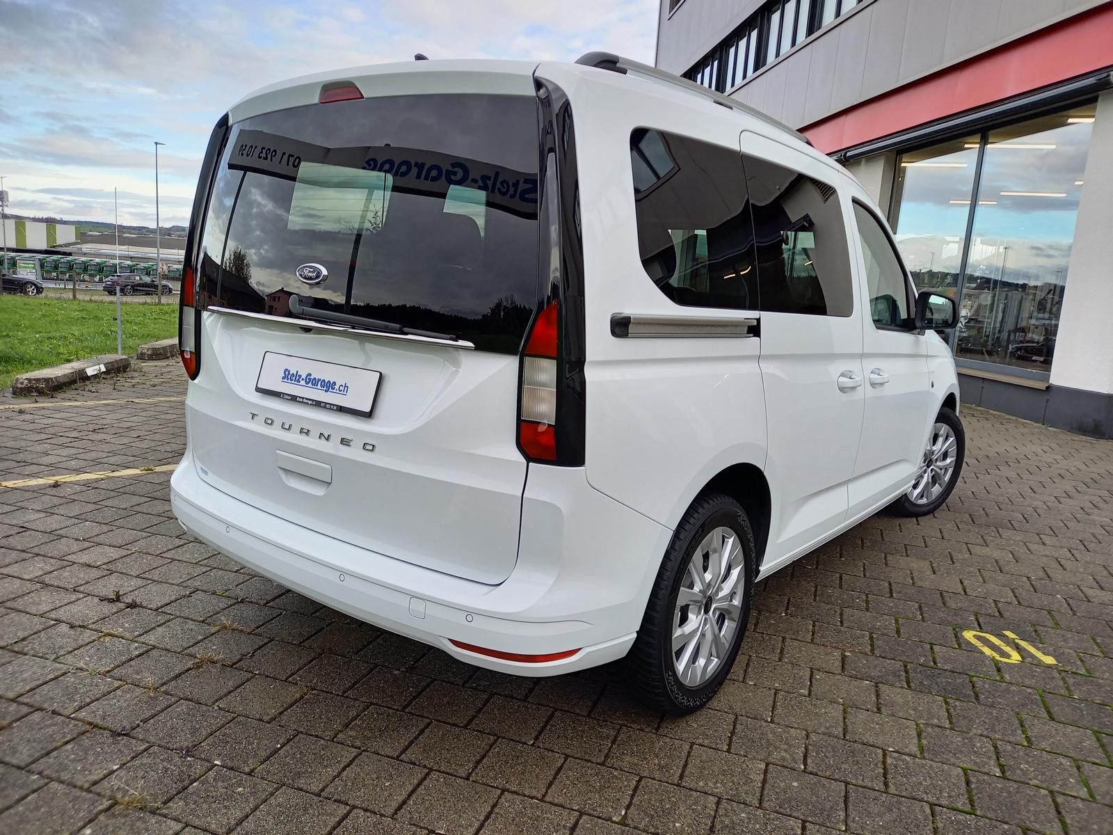 FORD Tourneo Connect 2.0 EcoBlue Titanium Automat-showroom-element-1