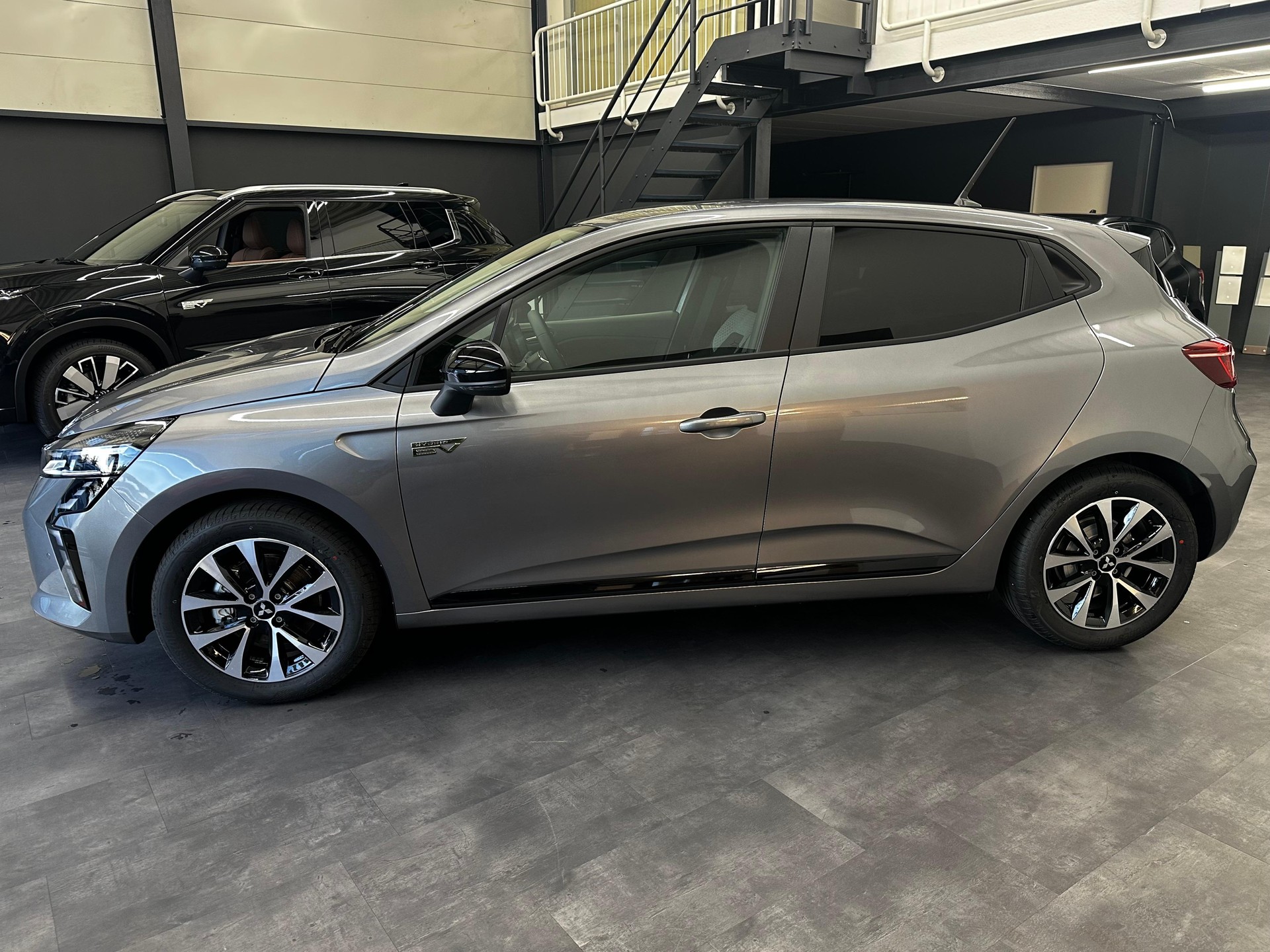 MITSUBISHI Colt 1.6 HEV Invite+-showroom-element-1