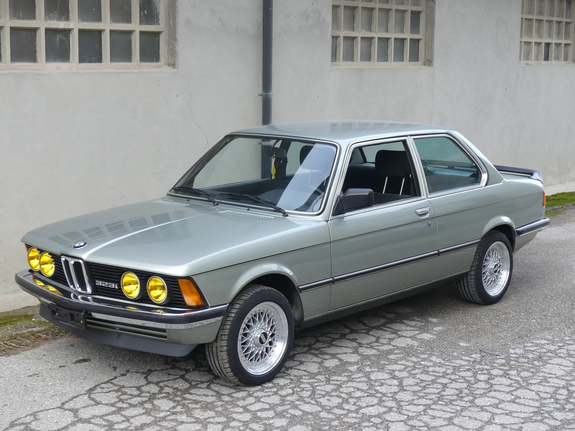 BMW 323 i (Vétéran)