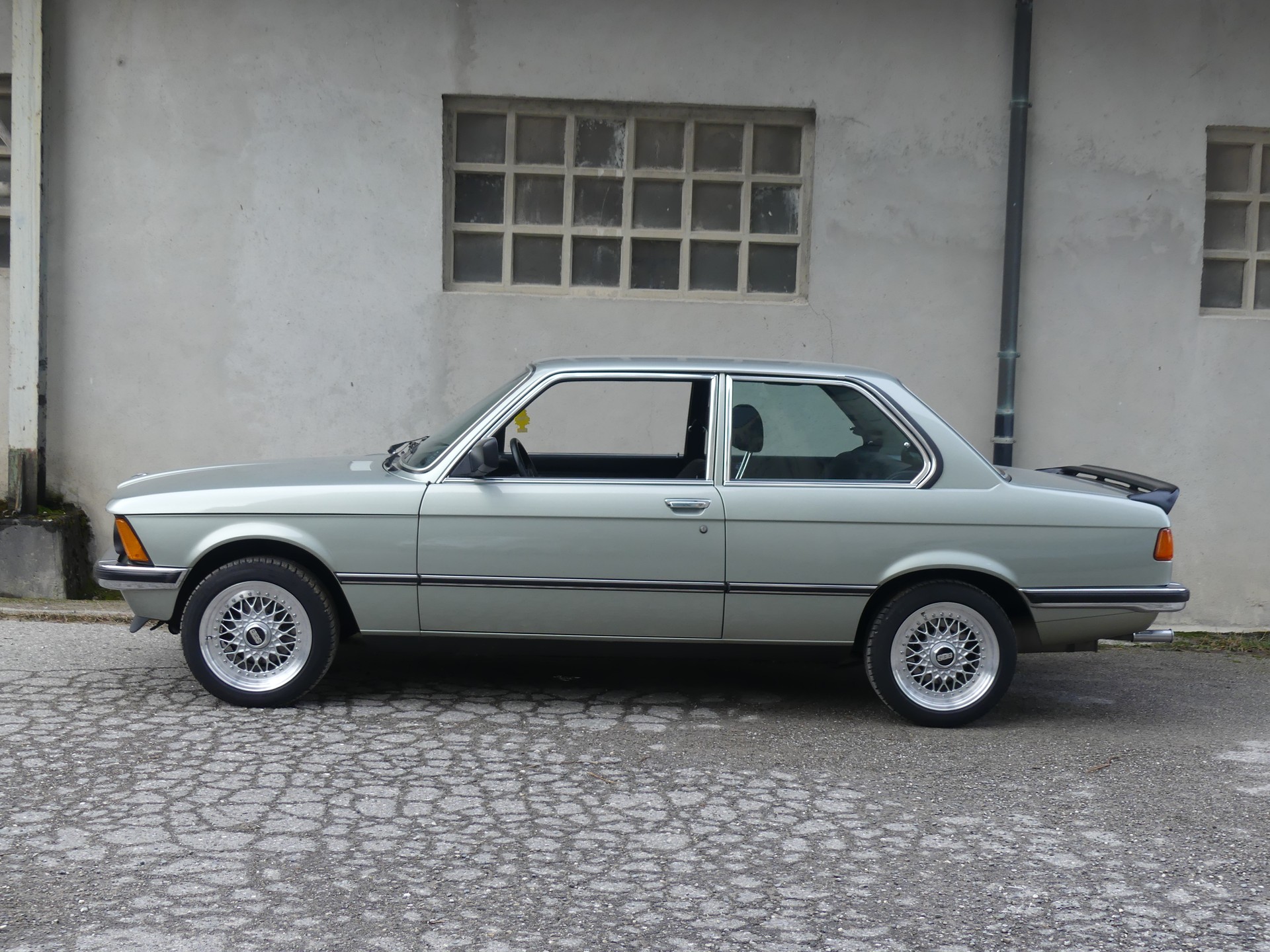 BMW 323 i (Vétéran)-image-4