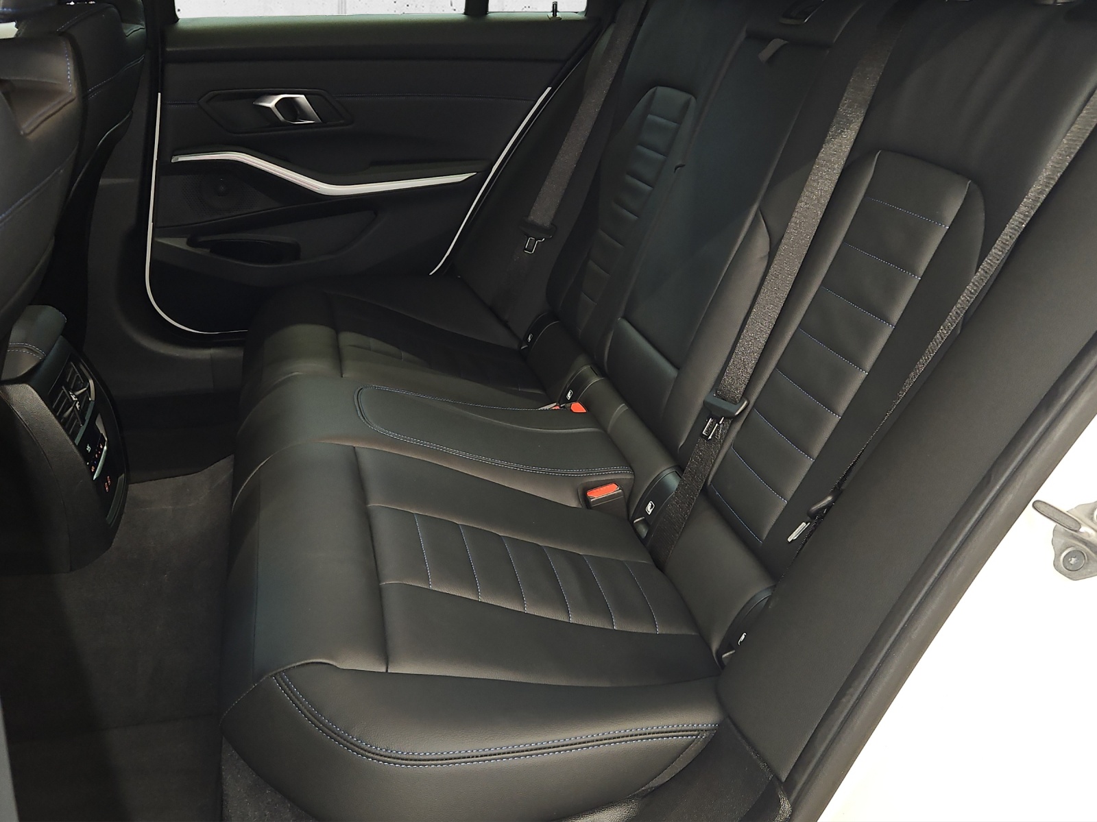 BMW 320d xDrive Touring M Sport 48V-image-10