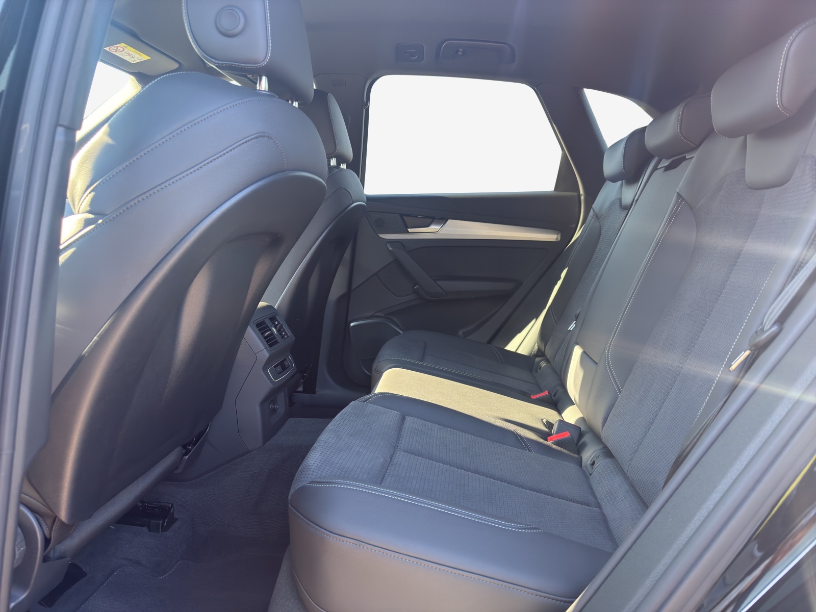 AUDI Q5 40 TDI Black Edition quattro S-tronic-image-11