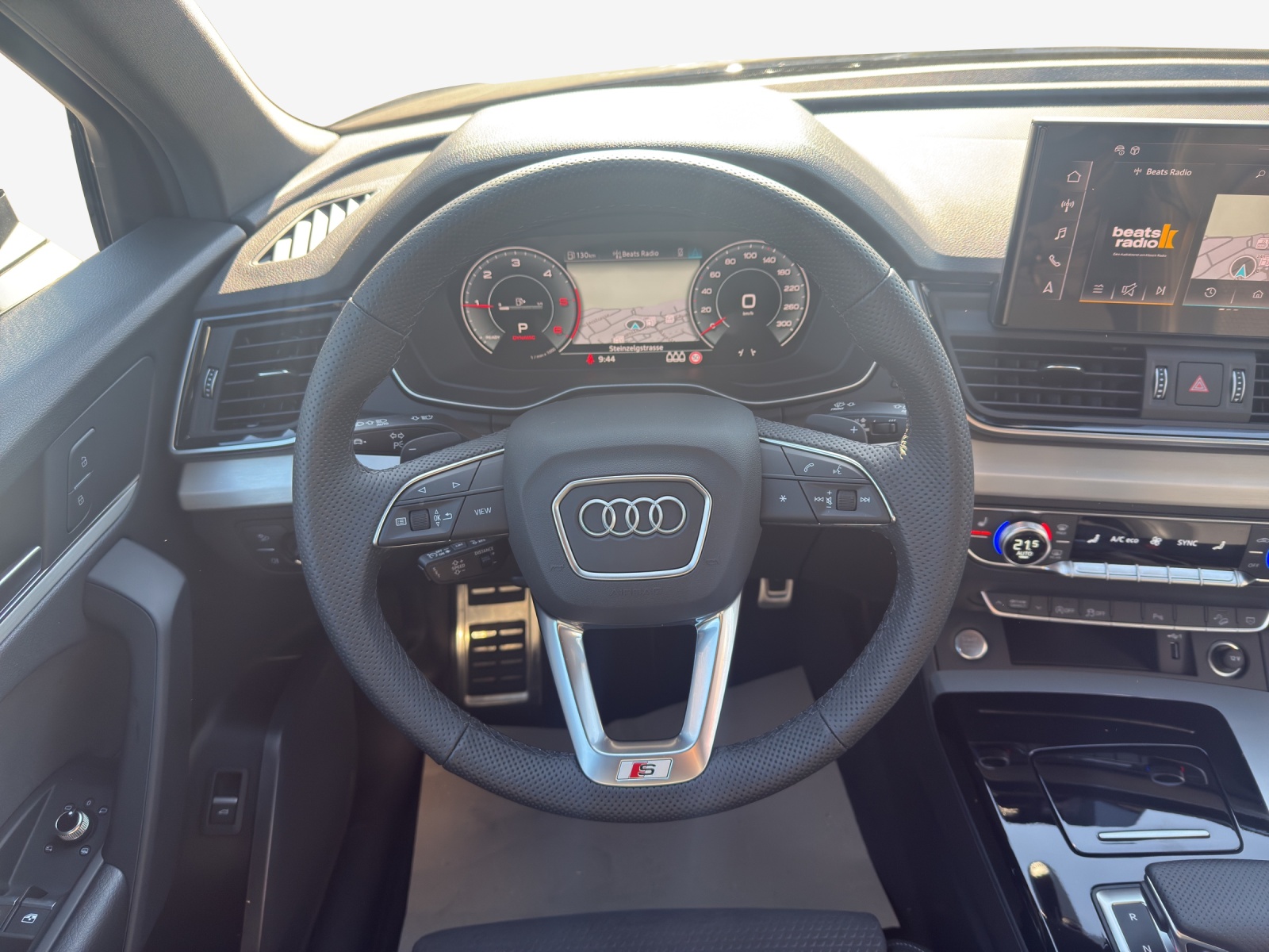 AUDI Q5 40 TDI Black Edition quattro S-tronic-image-9