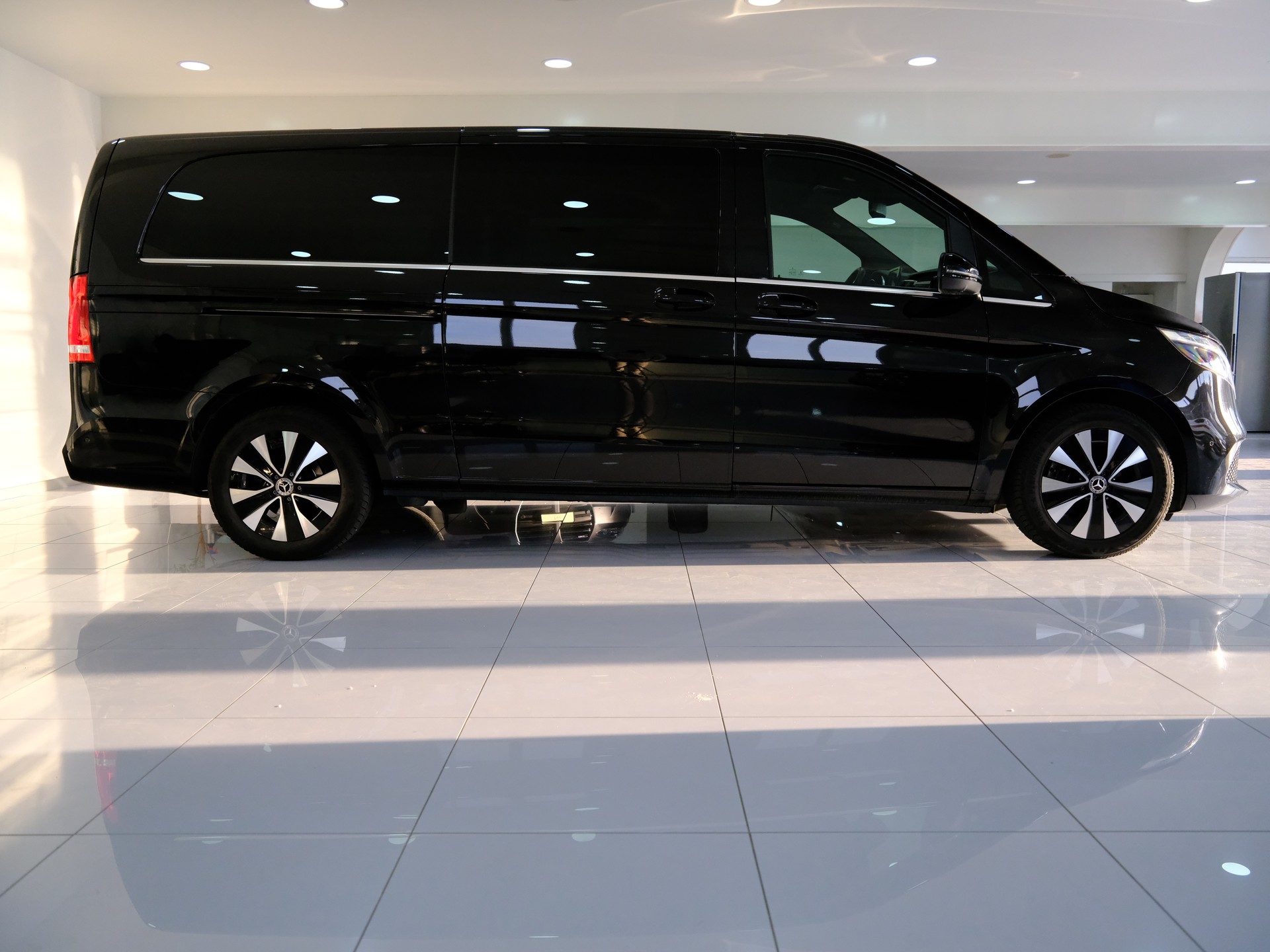 MERCEDES-BENZ V 250 d extralang 4Matic 9G-Tronic-image-7
