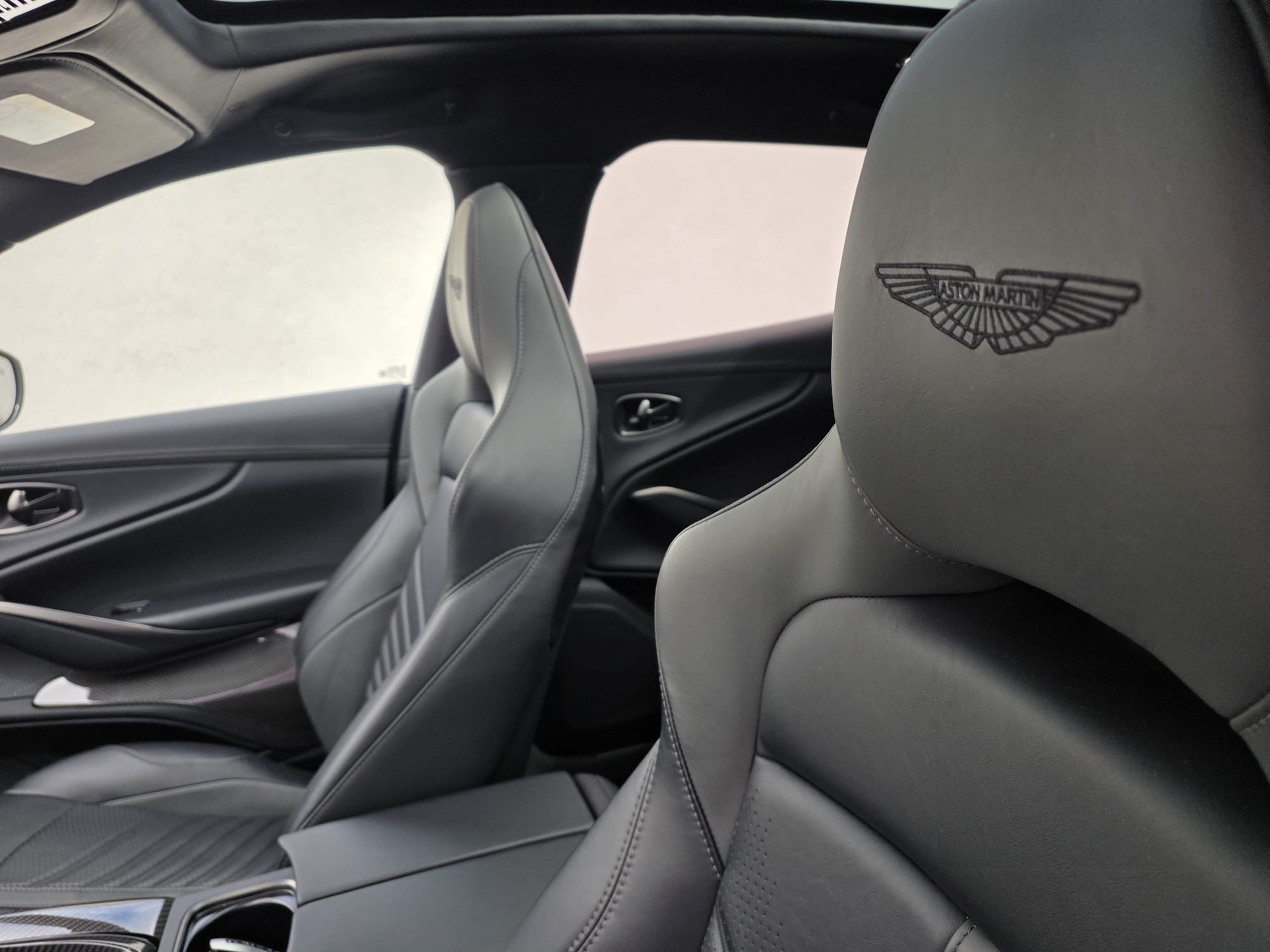 ASTON MARTIN DBX 4.0 V8-image-9