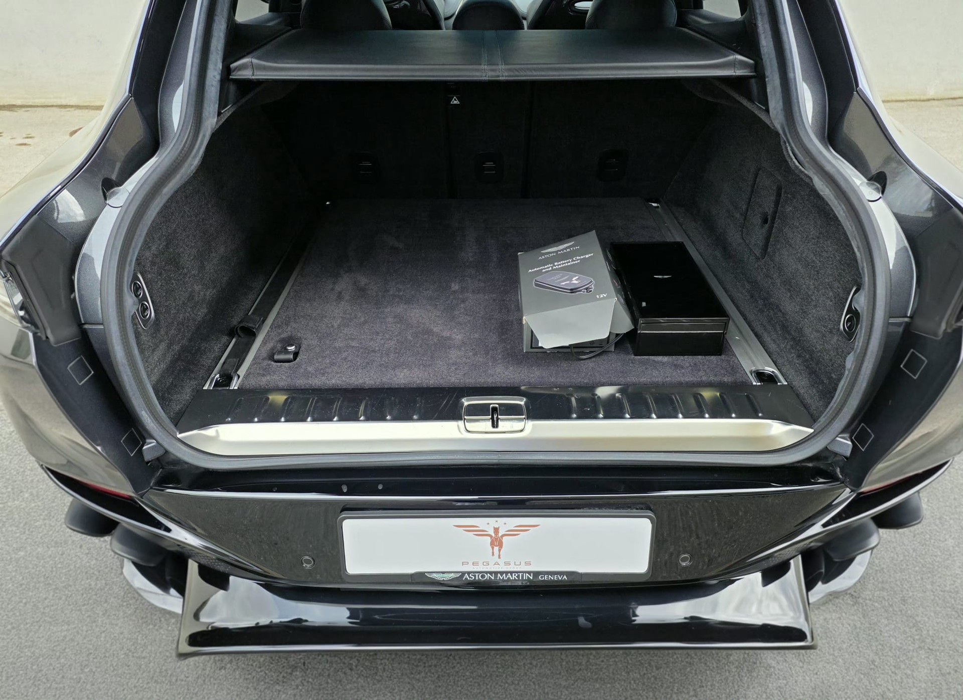 ASTON MARTIN DBX 4.0 V8-image-15