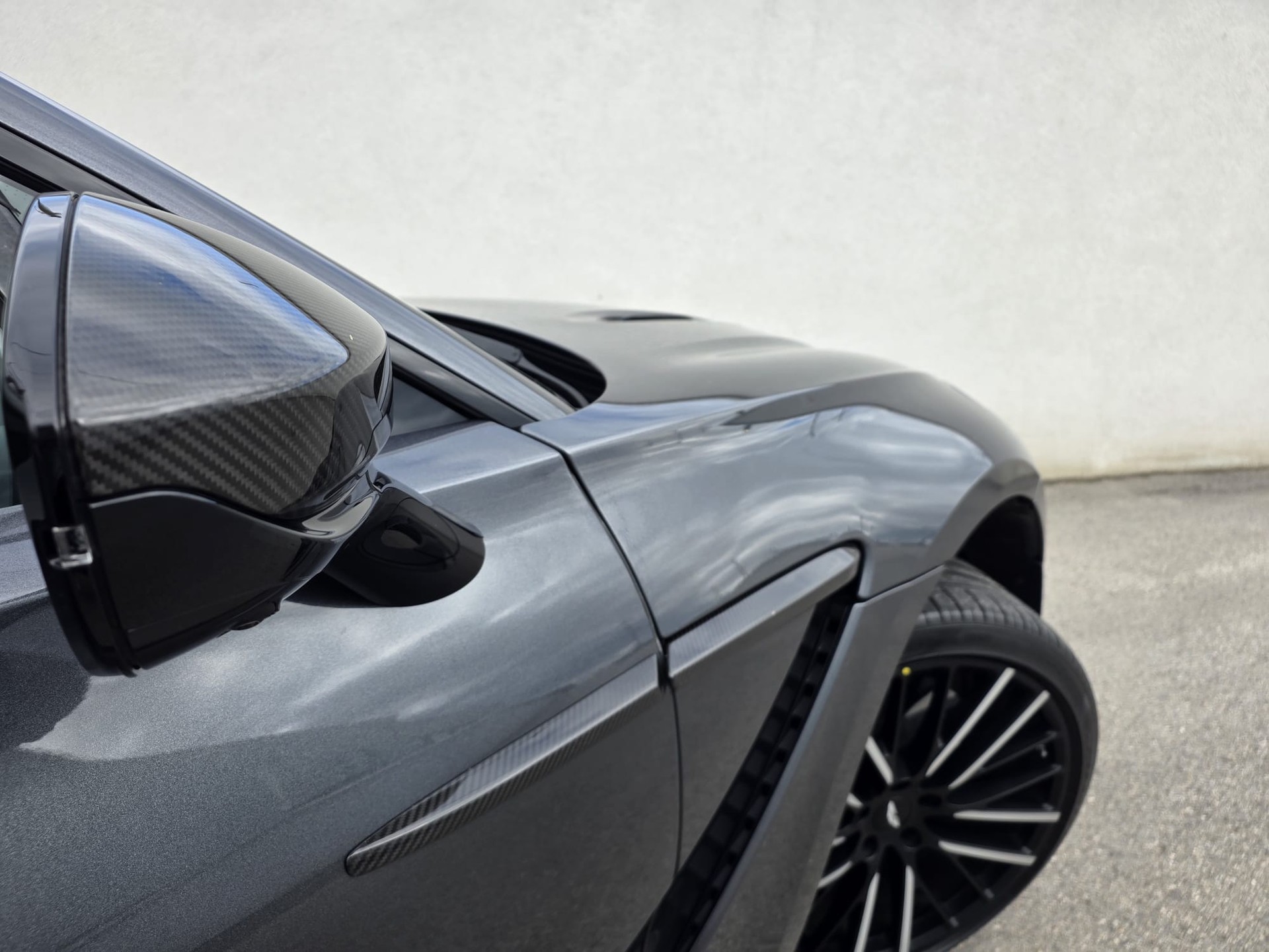 ASTON MARTIN DBX 4.0 V8-image-14
