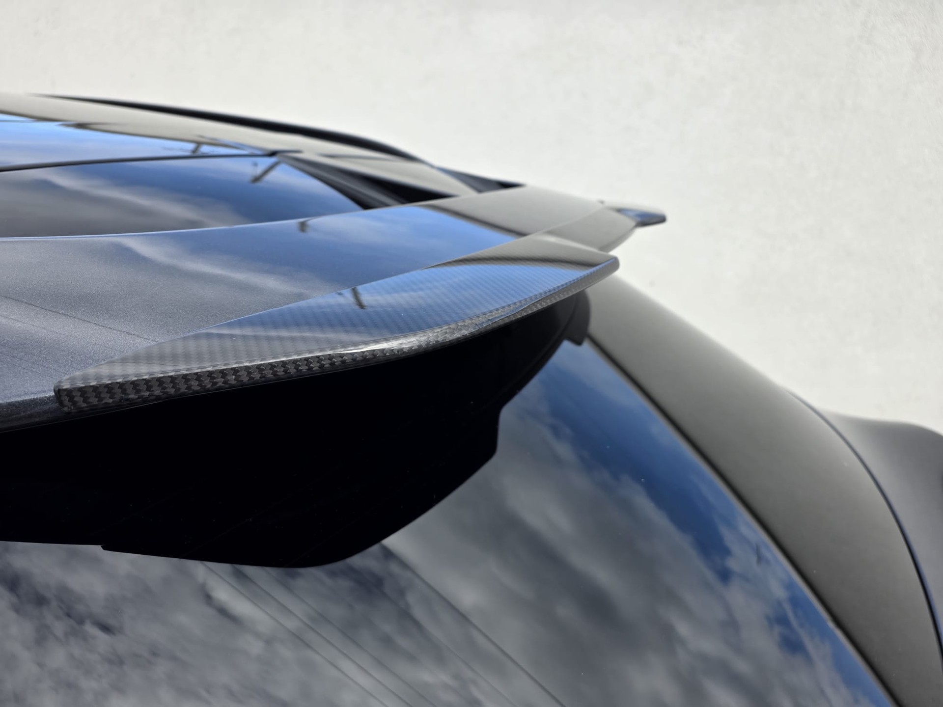 ASTON MARTIN DBX 4.0 V8-image-13