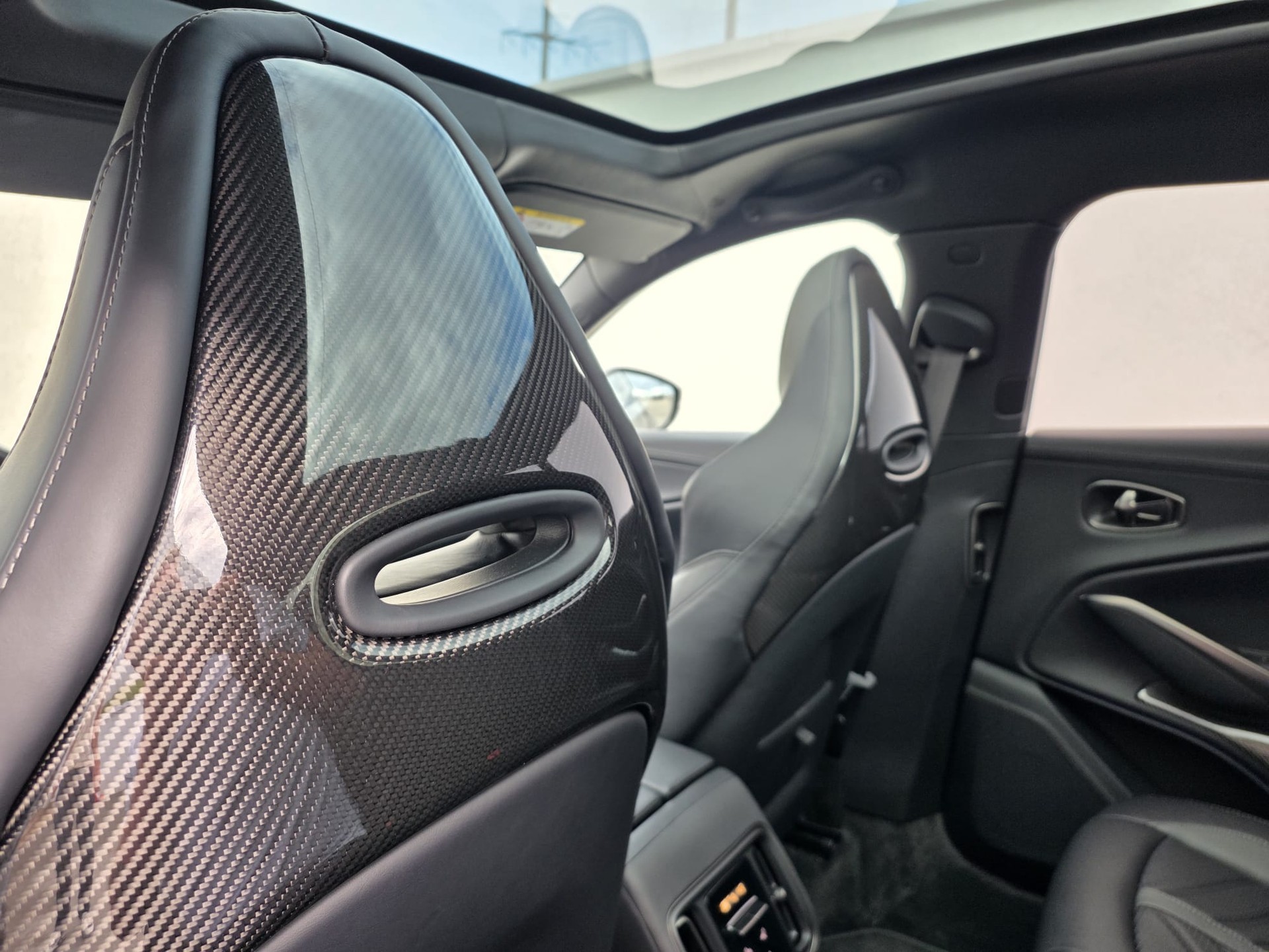 ASTON MARTIN DBX 4.0 V8-image-10