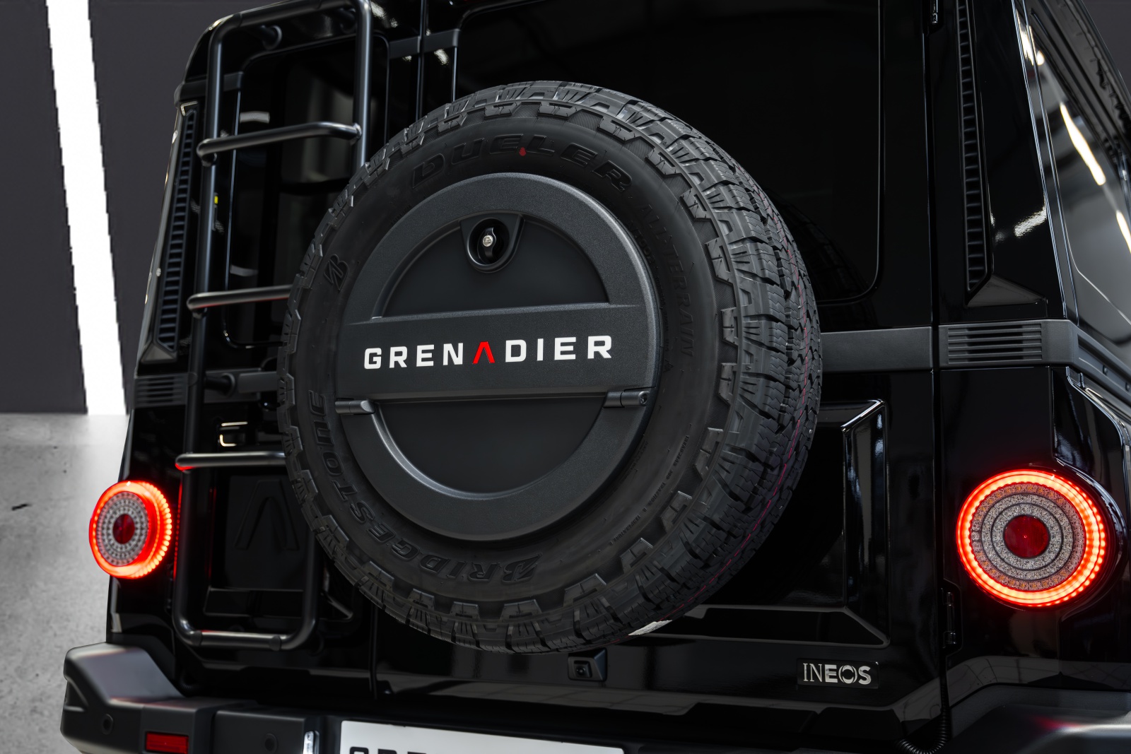 INEOS Grenadier 3.0 Black Edition-showroom-element-3