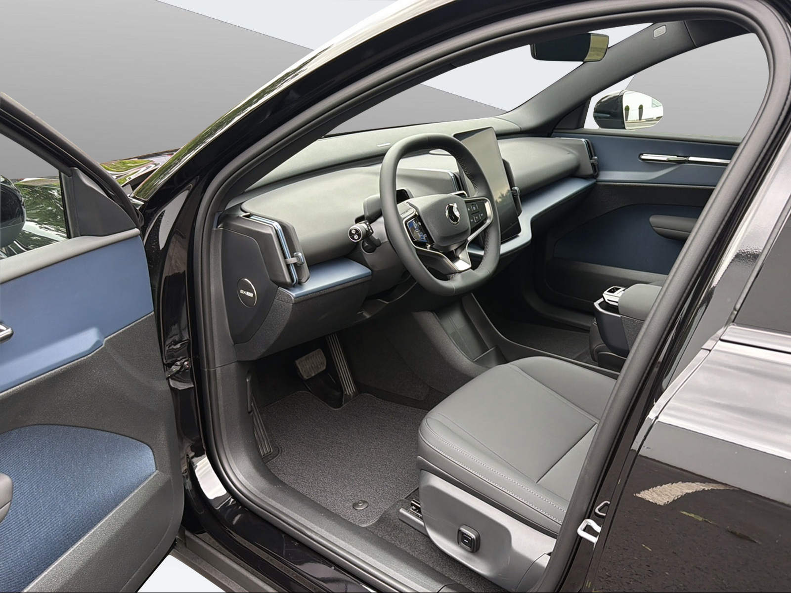 VOLVO EX 30 E60 Twin Ultra Performance Sw. Black Ed. AWD-image-10