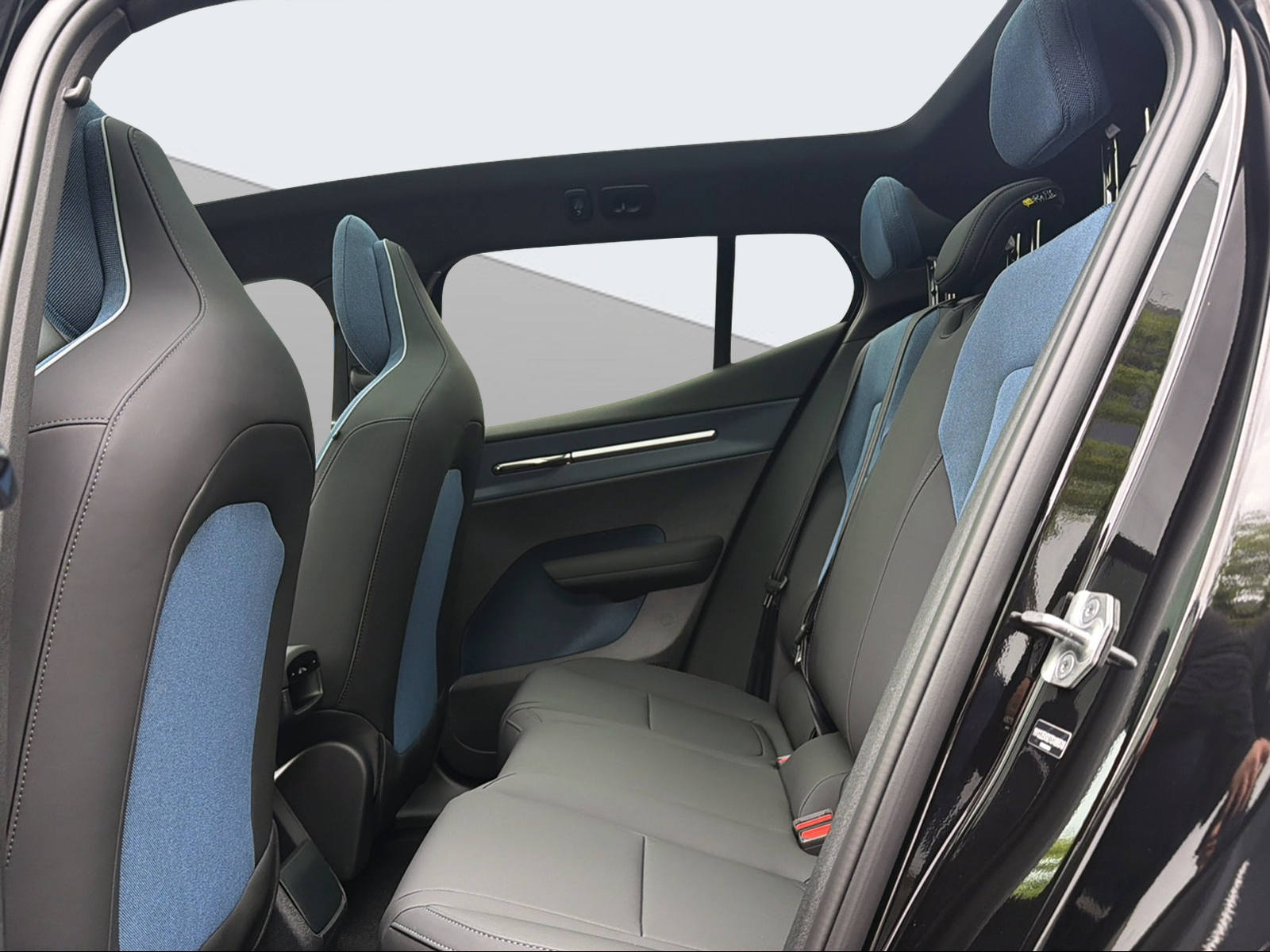 VOLVO EX 30 E60 Twin Ultra Performance Sw. Black Ed. AWD-image-11