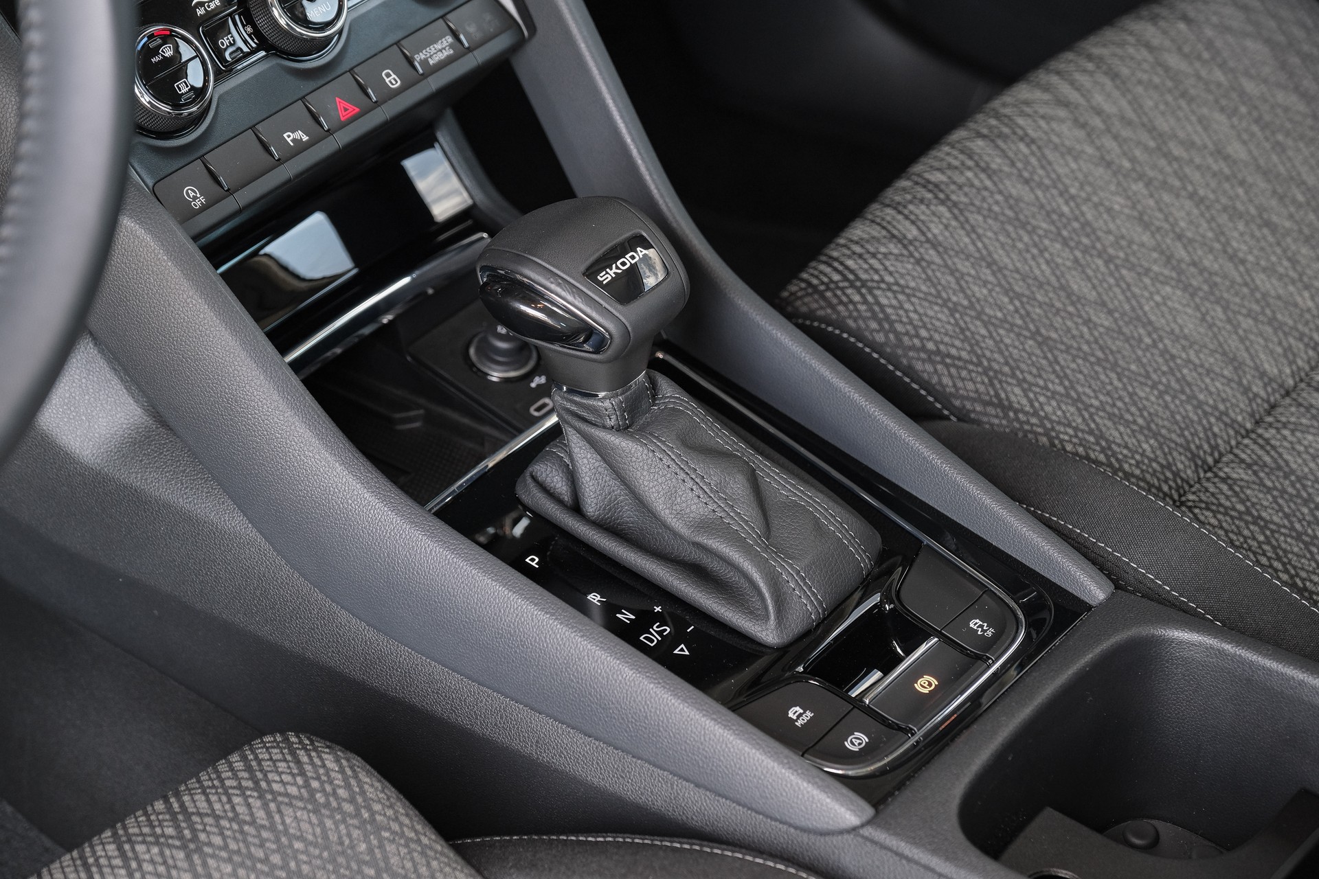 SKODA Karoq 1.5 TSI Top Selection DSG-image-18