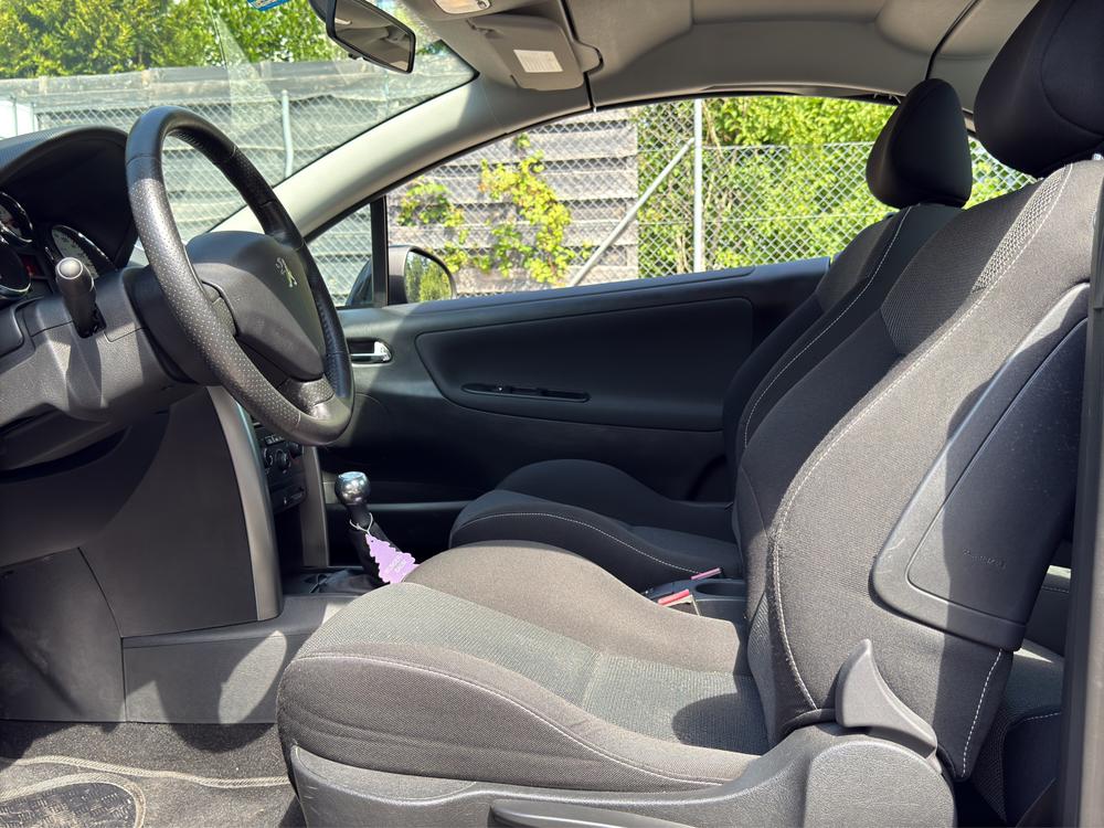 PEUGEOT 207 CC 1.6 16V Turbo Swiss Edition-image-9