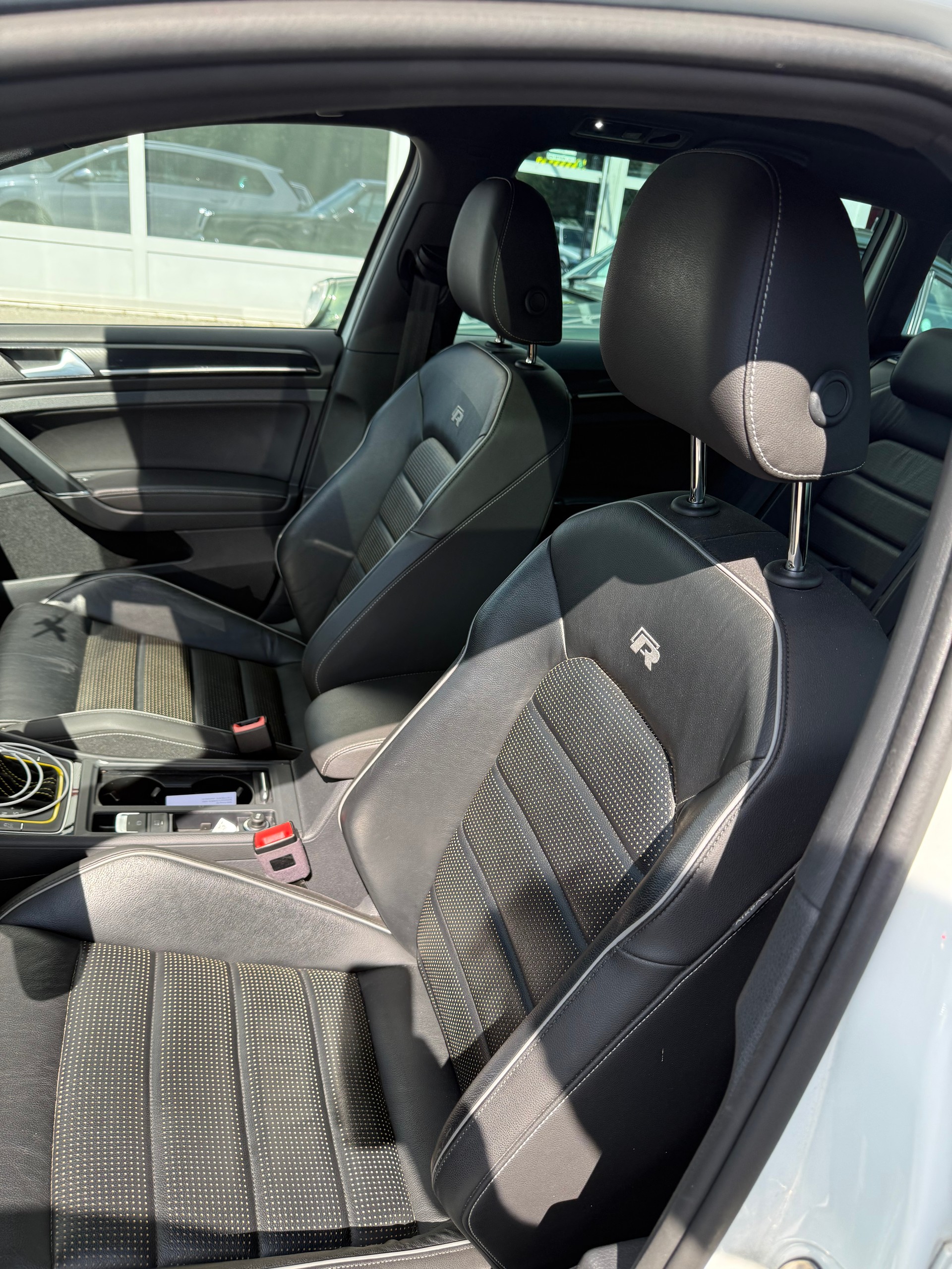 VW Golf Variant 2.0 TSI R 4Motion DSG-image-6